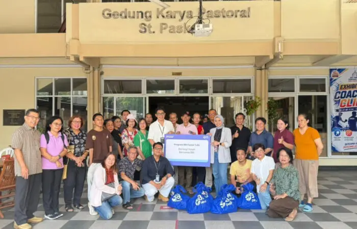 BRI Region 6 Salurkan 200 Paket Sembako Melalui Program CSR kepada Jemaat Gereja St. Paskalis