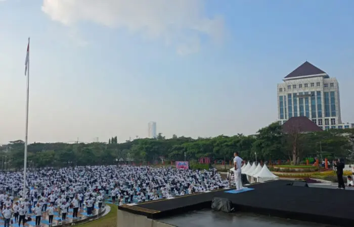 Didukung Embassy of India, Unesa Pecahkan Rekor MURI dengan Peserta Disabilitas Terbanyak dalam Yoga Bersama
