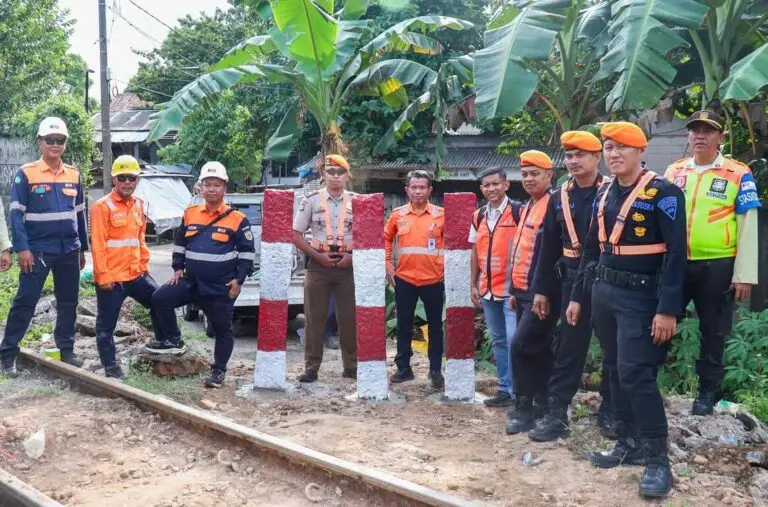KAI Daop 1 Jakarta Bersama Pemangku Kepentingan Tutup Dua Perlintasan Liar, Perkuat Keselamatan Perjalanan Kereta Api (2)