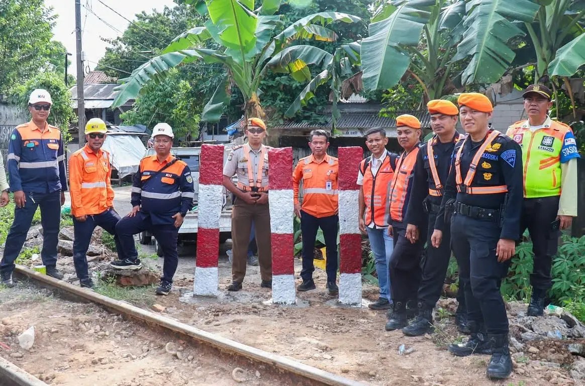 KAI Daop 1 Jakarta Bersama Pemangku Kepentingan Tutup Dua Perlintasan Liar, Perkuat Keselamatan Perjalanan Kereta Api (2)