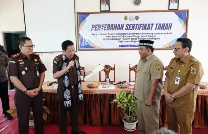 Sah! Kajati Jateng Serahkan Sertifikat Aset Desa Ketanggan Gembong