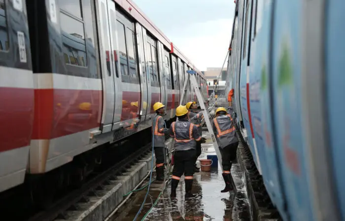 Di Balik Perjalanan Nyaman, Begini Cara LRT Jabodebek Menjaga Kebersihan Stasiun dan Kereta Setiap Hari