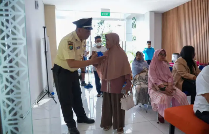 Melayani Sepenuh Hati, Security BRI BO Otista Hadirkan Kenyamanan bagi Nasabah Pensiunan