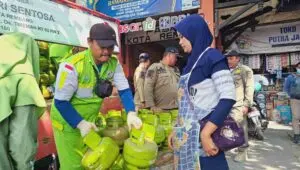Atasi Kelangkaan, Pemkab Gelar Operasi Pasar LPG 3 Kilogram di Kecamatan Rembang