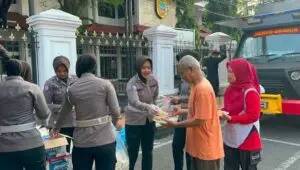 Polresta Pati dan Klenteng Hok Tik Bio Bagikan 1.500 Paket Makan Gratis
