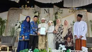 Tekan Stunting dari Hulu, DP3AP2KB Batang Bagikan Sertifikat Elsimil ke Catin