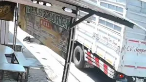Terekam CCTV, Pemotor Wanita Tewas Disenggol Truk Tronton di Jepara