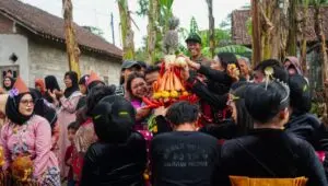 Ribuan Warga Padati Merti Dusun Sugihwaras, Ada Kirab Gunungan dan Reog