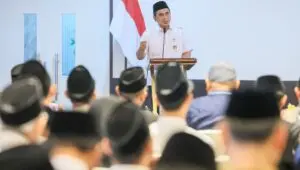 Taj Yasin Serahkan Beasiswa ke Santri di Jateng, Ini Pesannya