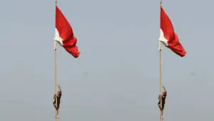 Bendera Terlilit Tali Saat Upacara HUT RI di Pantai Jepara, Peserta Panjat Tiang 15 Meter