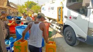 Kemarau Panjang, PMI Rembang Sudah Salurkan 415 Ribu Liter Air Bersih