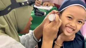 Komite SD TBS Kudus Gelar Edukasi Kesehatan, Murid Praktik Cuci Hidung dan Periksa Telinga