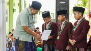 Wagub Taj Yasin Beri Tali Asih Santri Usia 11 Tahun Hafal Al-Qur’an
