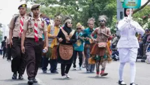 Meriah, Taj Yasin Buka Semarak Pawai Ta’aruf MTQ Nasional di Jateng