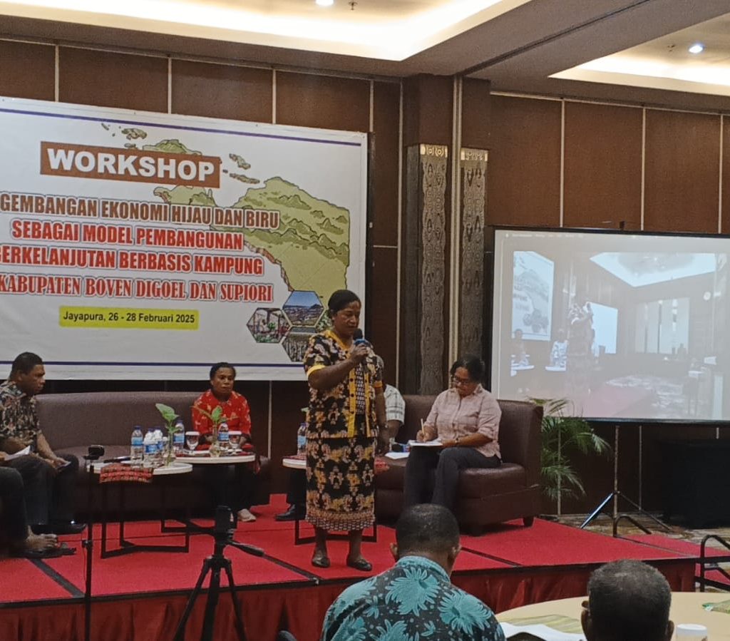 Salah satu Peserta dari saat menyampaikan pengembangan ekonomi Blue Green di wilayahnya