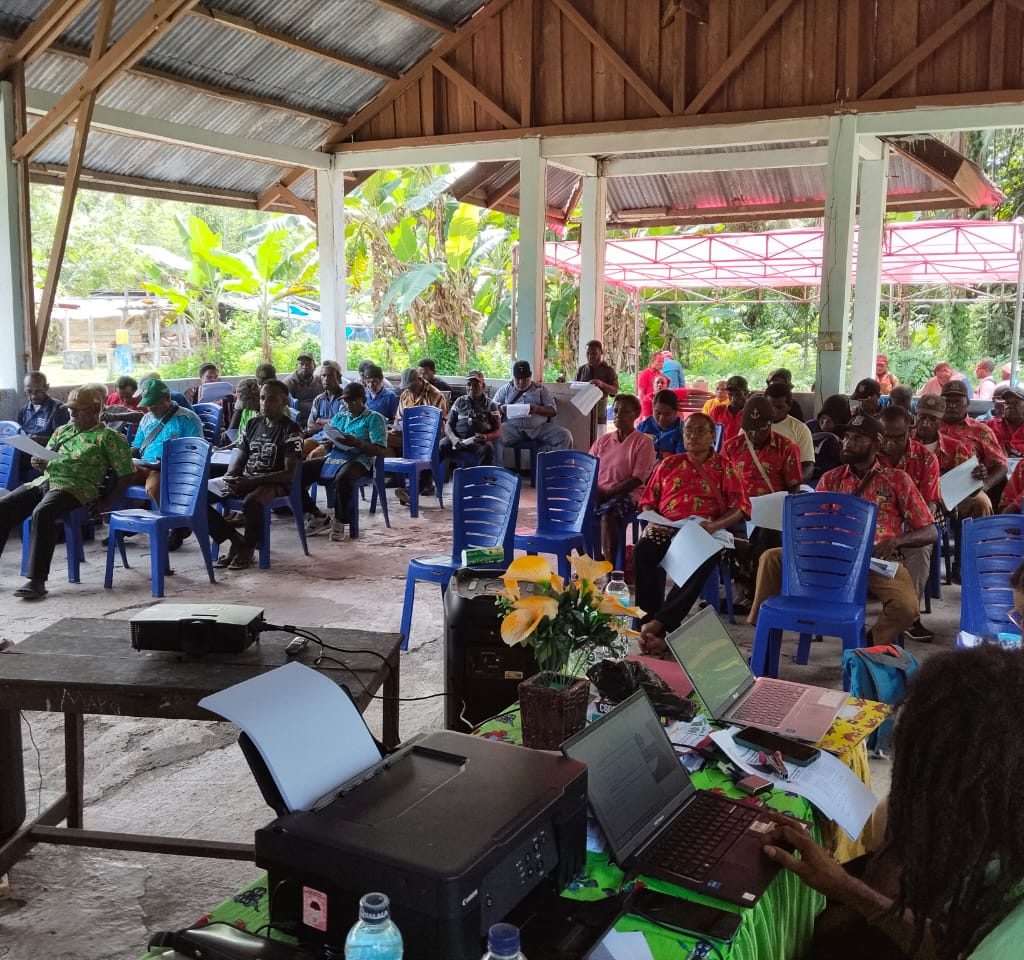 Diskusi partisipatif antara JERAT Papua dan masyarakat di Balai Kampung