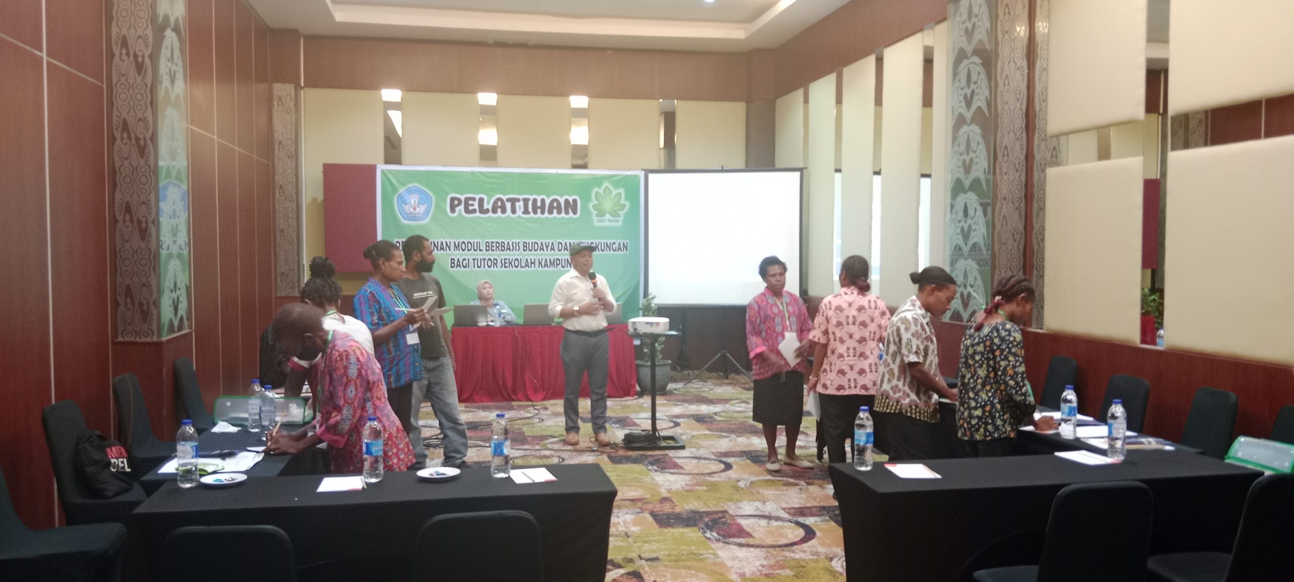 Penguatan Kapasitas Tutor Sekolah Kampung melalui Pelatihan Penyusunan Modul Berbasis Budaya dan Lingkungan