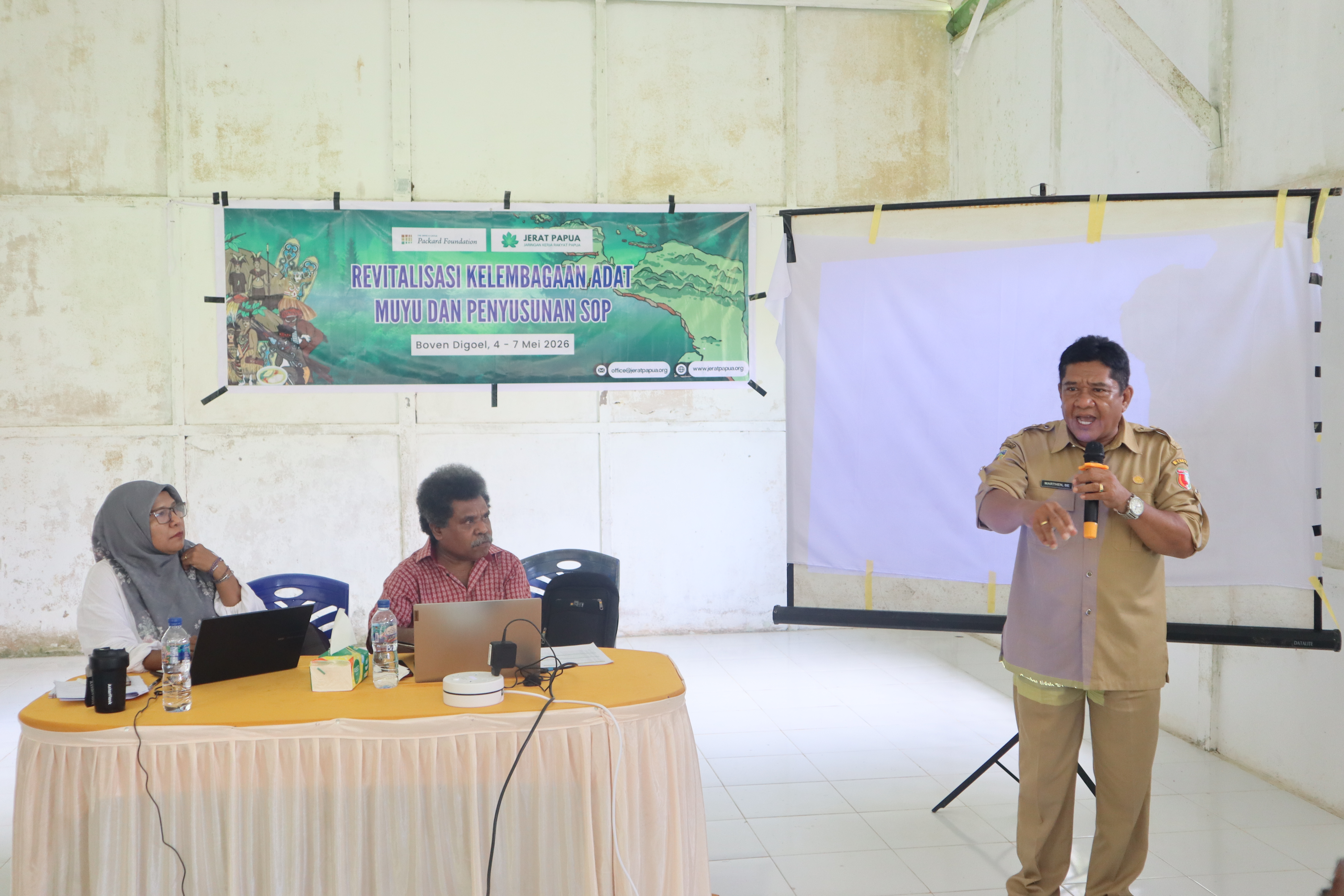 Kepala Distrik Mindiptana, Bapak Marthen, menyampaikan dukungannya terhadap upaya revitalisasi kelembagaan adat Suku Muyu Kati.