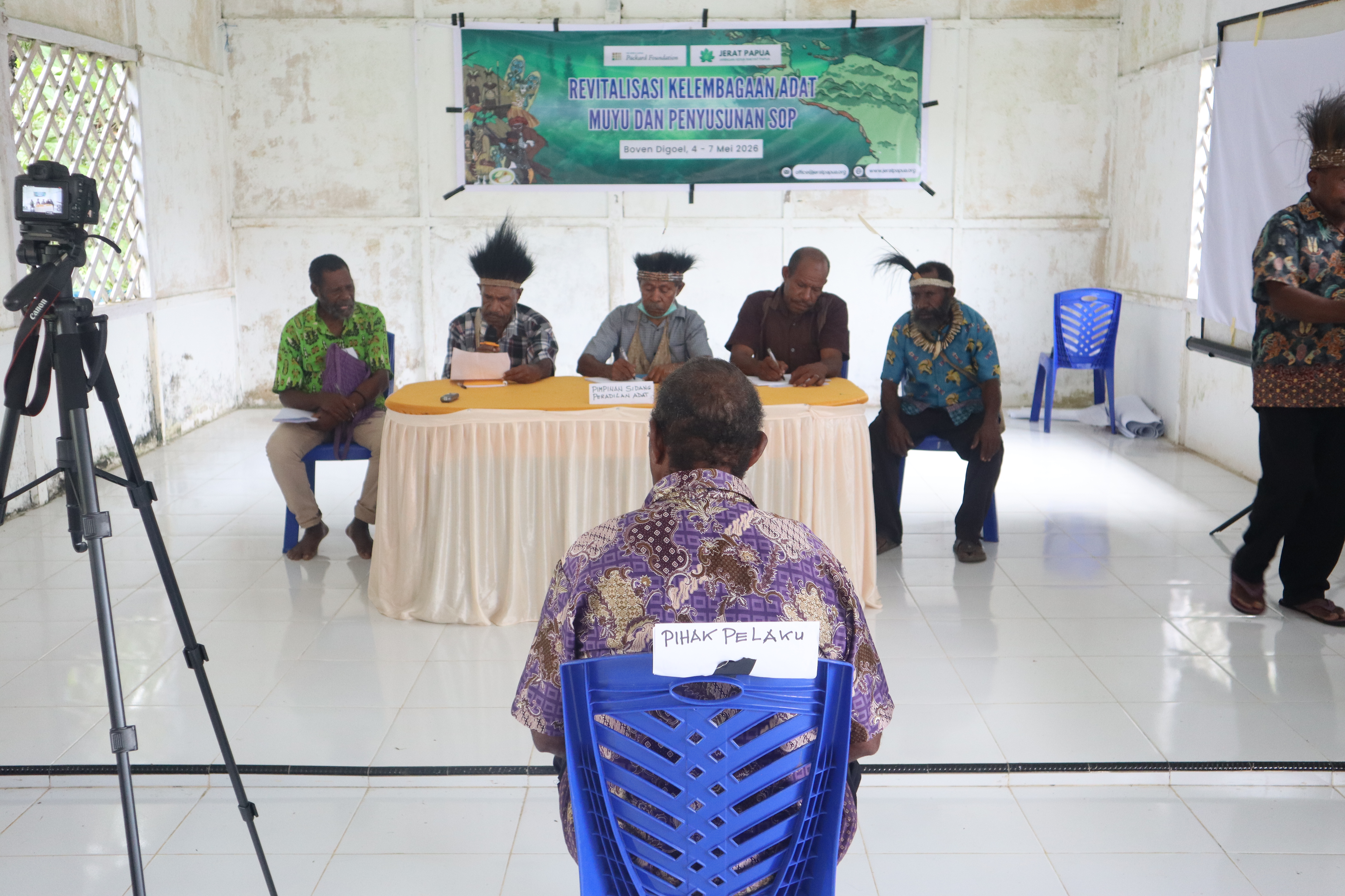 Peserta kegiatan melaksanakan simulasi Peradilan Adat Suku Muyu Kati sebagai bagian dari proses pembelajaran dan penguatan kapasitas dalam penerapan SOP Peradilan Adat.