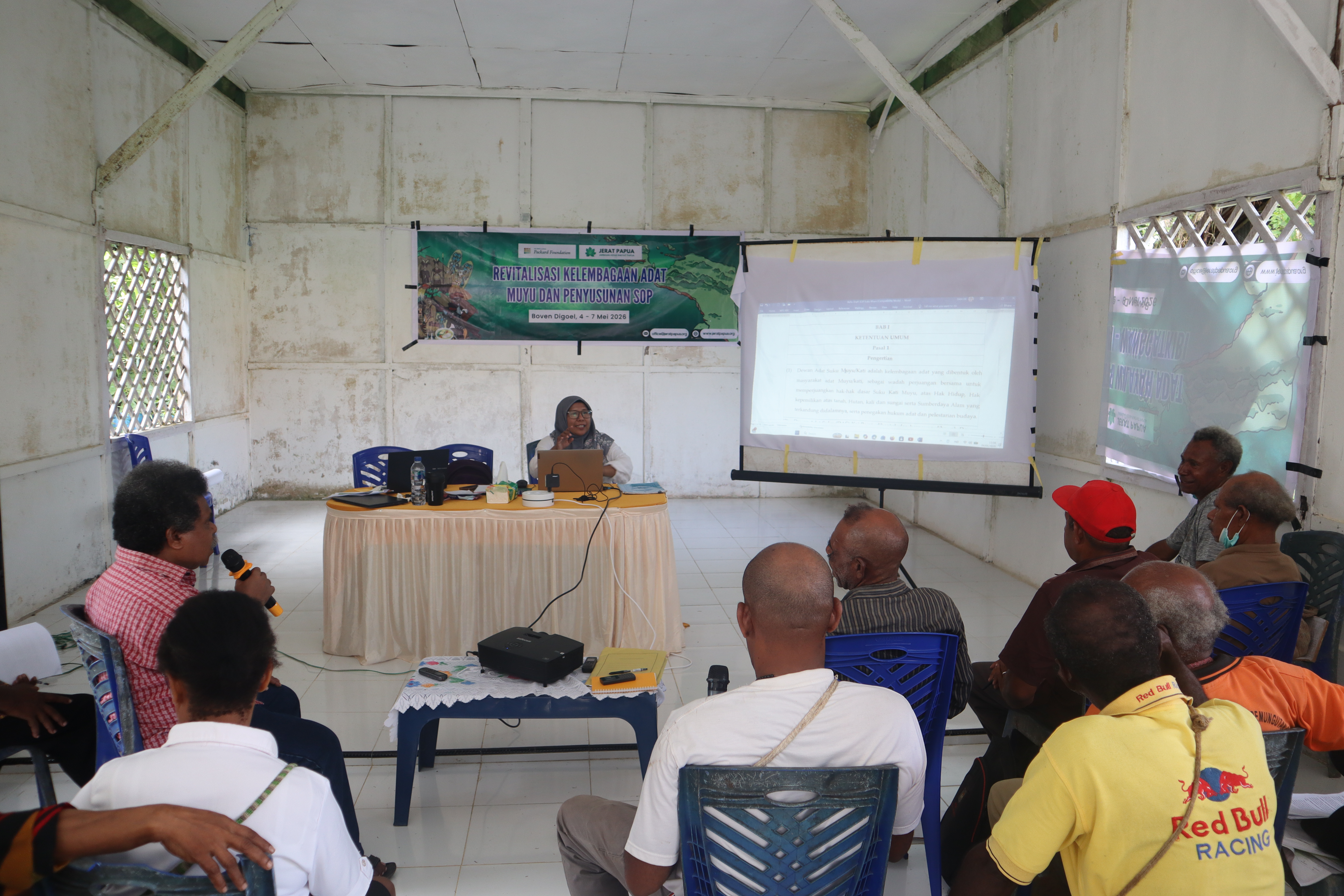 Kepala Departemen Pendidikan dan Kelembagaan Adat JERAT Papua, Ibu Asmirah, bersama fasilitator Bapak Engelbert Dimara, memfasilitasi peserta dalam pembahasan draf Standar Operasional Prosedur (SOP) Kelembagaan Adat Suku Muyu Kati.
