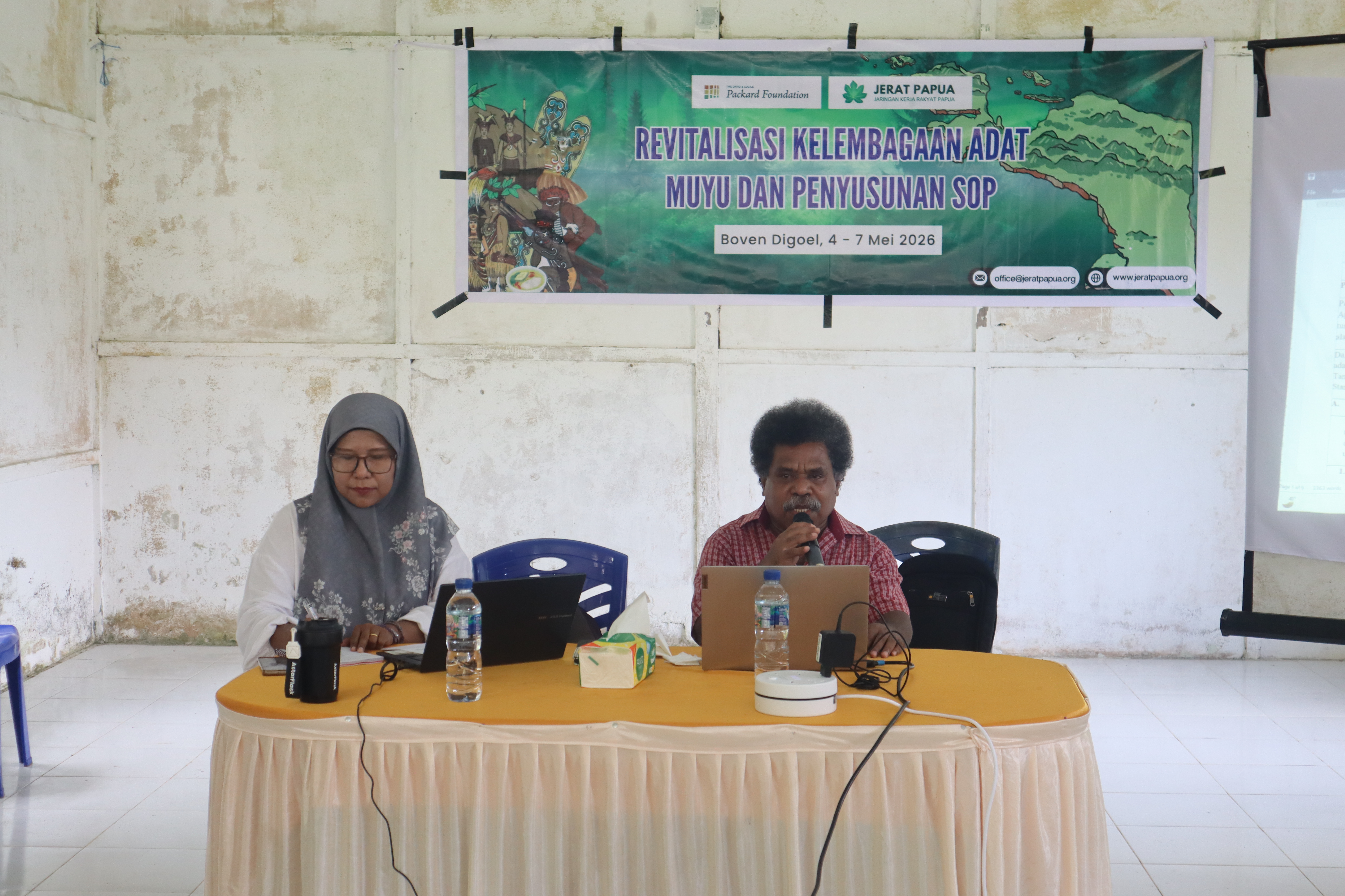 Kepala Departemen Pendidikan dan Kelembagaan Adat JERAT Papua, Asmirah, bersama fasilitator Engelbert Dimara selaku Badan Pendiri dan Team Leader JERAT Papua, menyampaikan materi tentang eksistensi masyarakat adat dan manajemen kelembagaan adat.