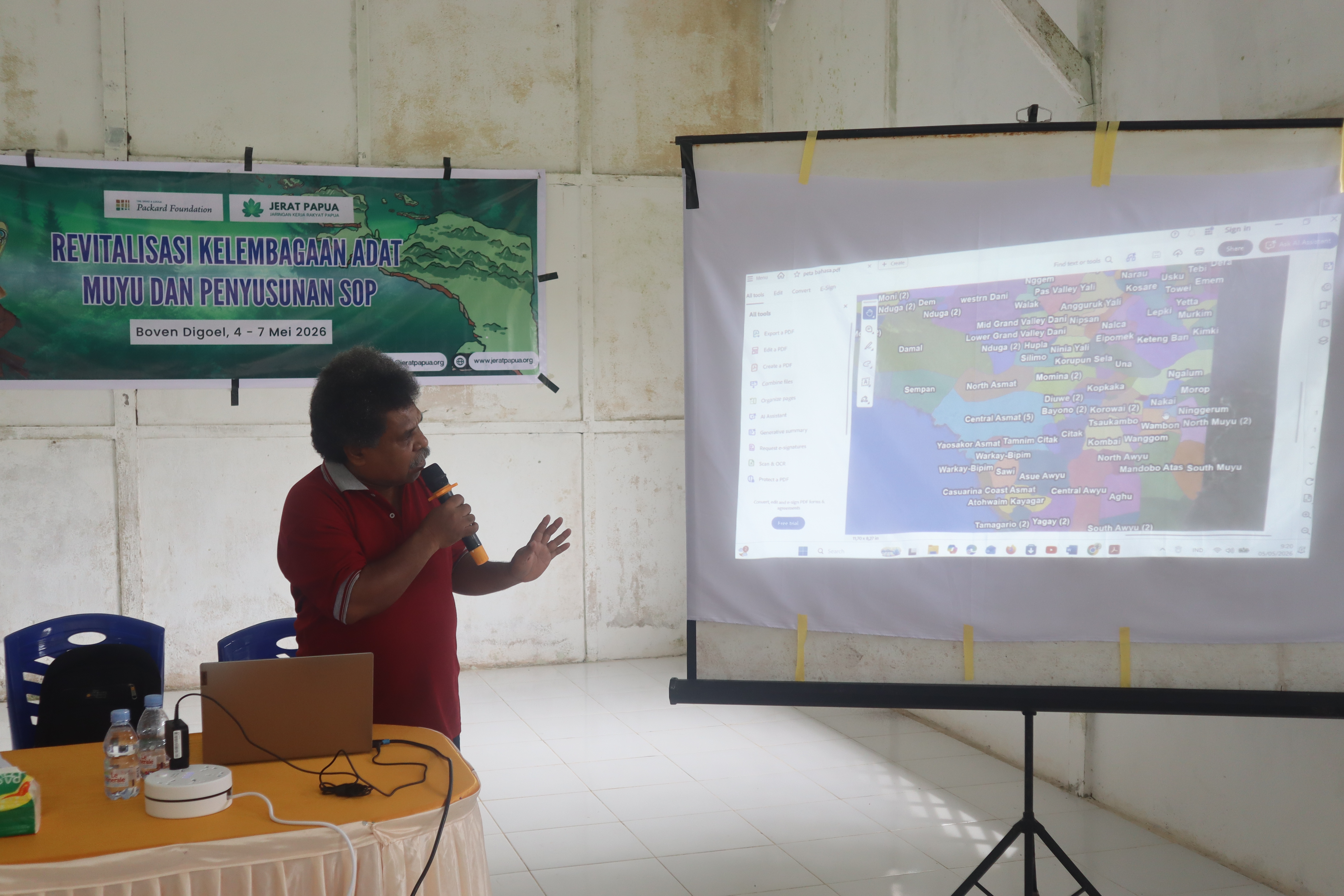Fasilitator kegiatan, Bapak Engelbert Dimara, memaparkan peta bahasa yang berkaitan dengan Suku Muyu Kati sebagai bagian dari upaya memperkuat pemahaman peserta terhadap identitas, sebaran wilayah, serta keterkaitan bahasa dengan sejarah dan keberadaan masyarakat adat.