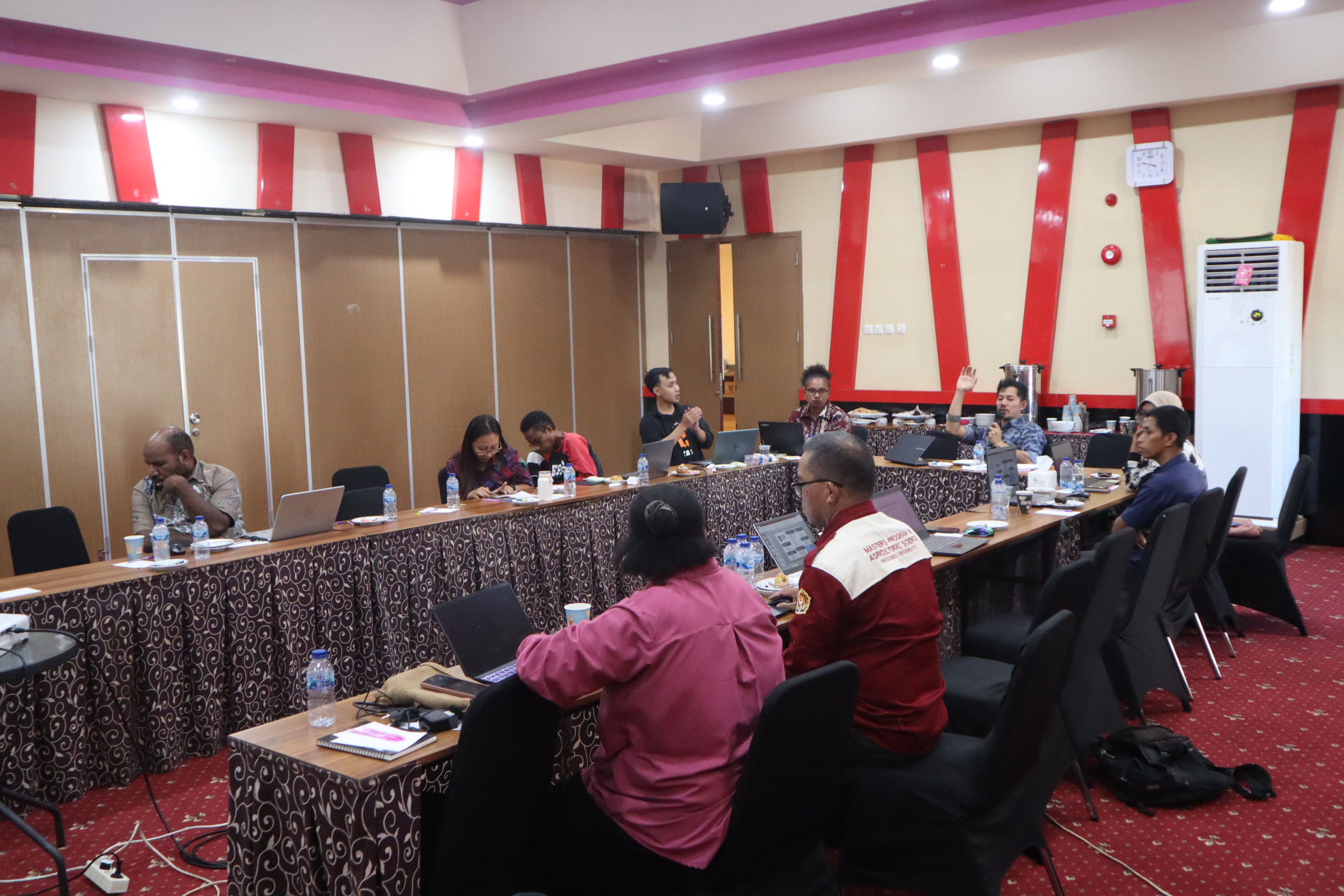 Suasana sesi Penapisan, Skenario, Policy, dan Aksi berlangsung interaktif dengan partisipasi aktif peserta.