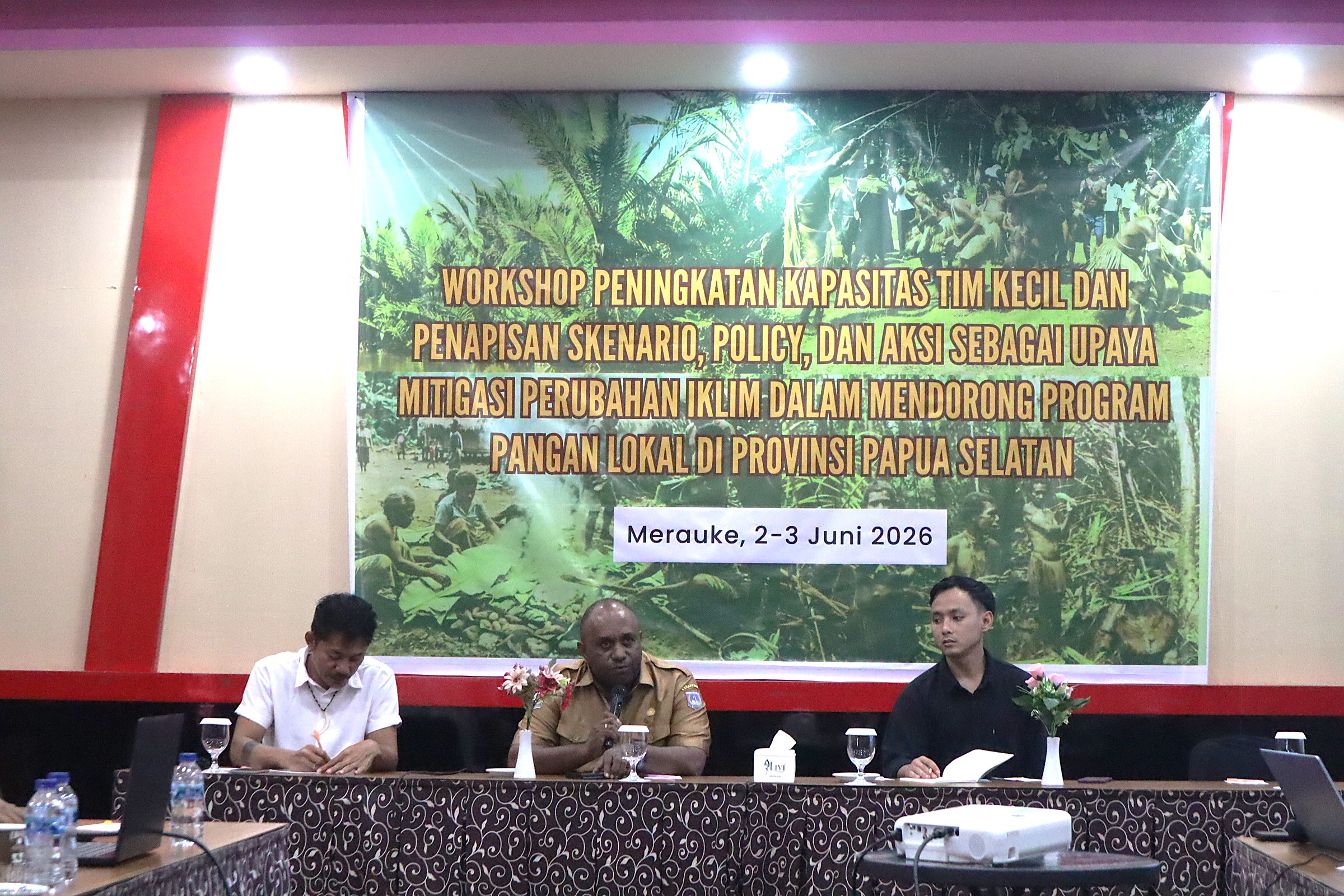 Pemaparan dokumen RPJMD oleh Fasilitator Bapak Dr. Esau Hambore.