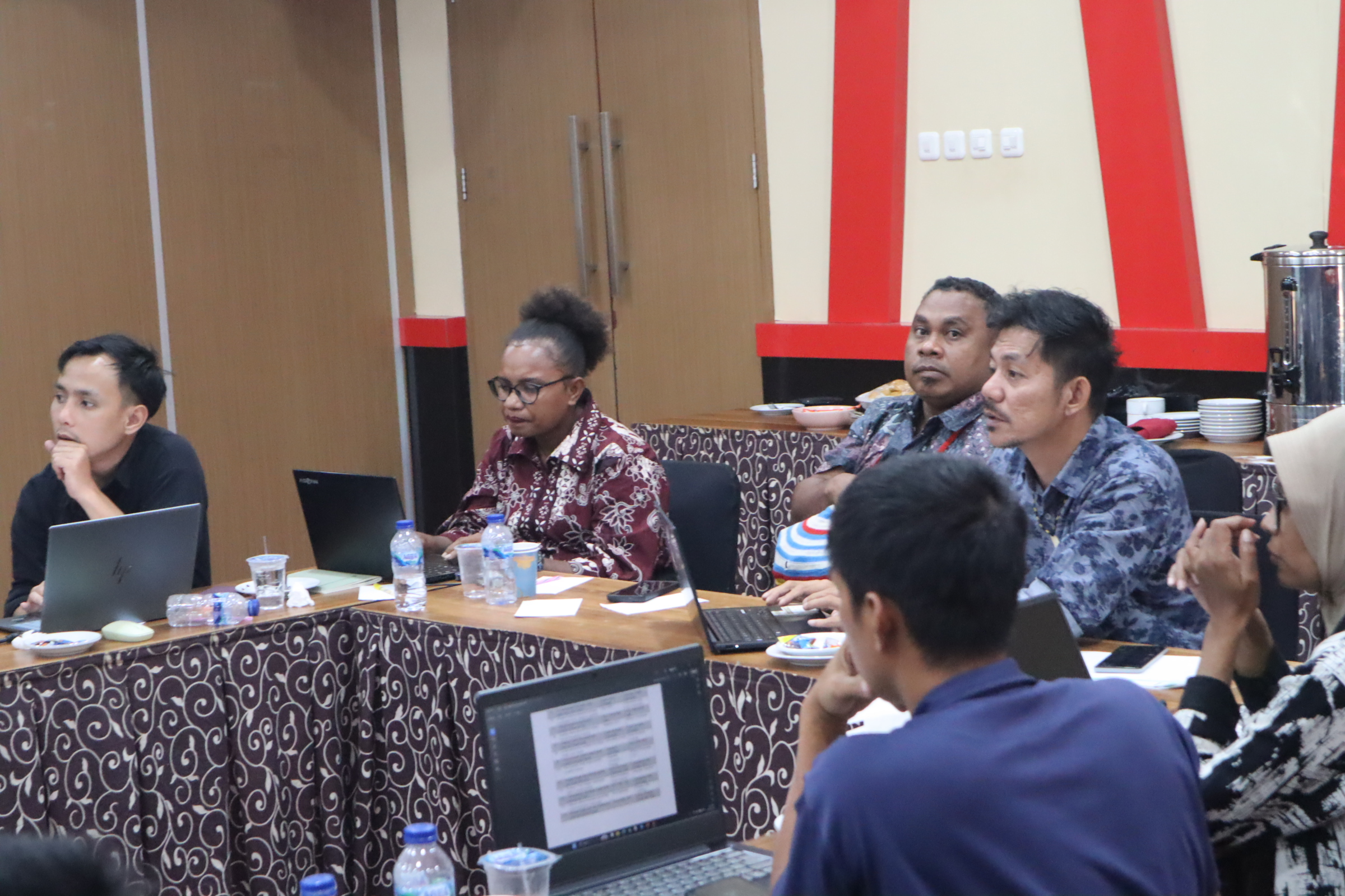 Suasana sesi Penapisan, Skenario, Policy, dan Aksi berlangsung interaktif dengan partisipasi aktif peserta.