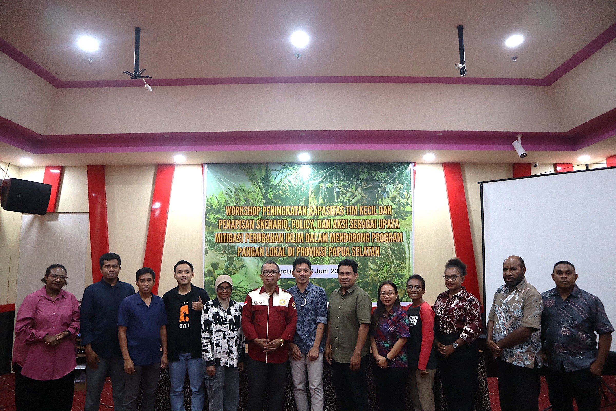 Foto bersama Tim Kecil Multipol Provinsi Papua Selatan.
