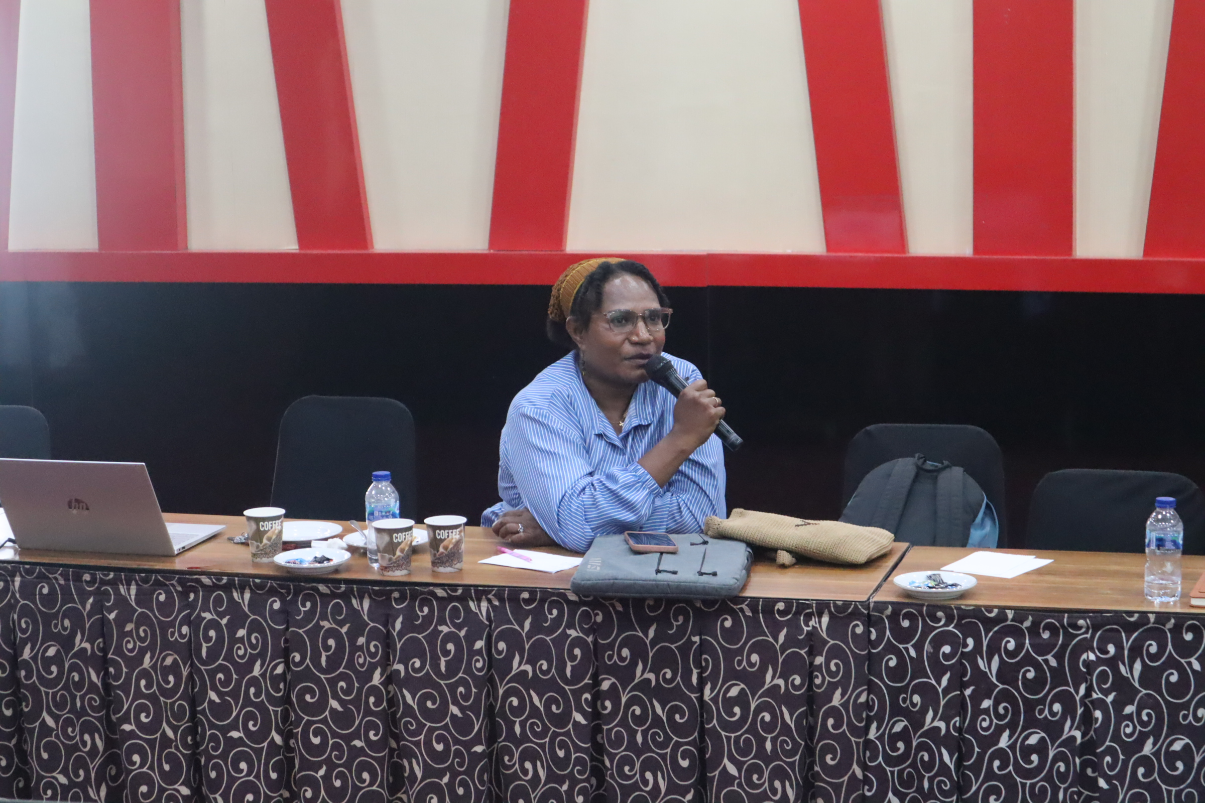Sesi diskusi : Masukan dari peserta Ibu Yosehi tentang tentang relevansi Misi dalam dokumen RPJMD dengan Program Pangan Lokal.