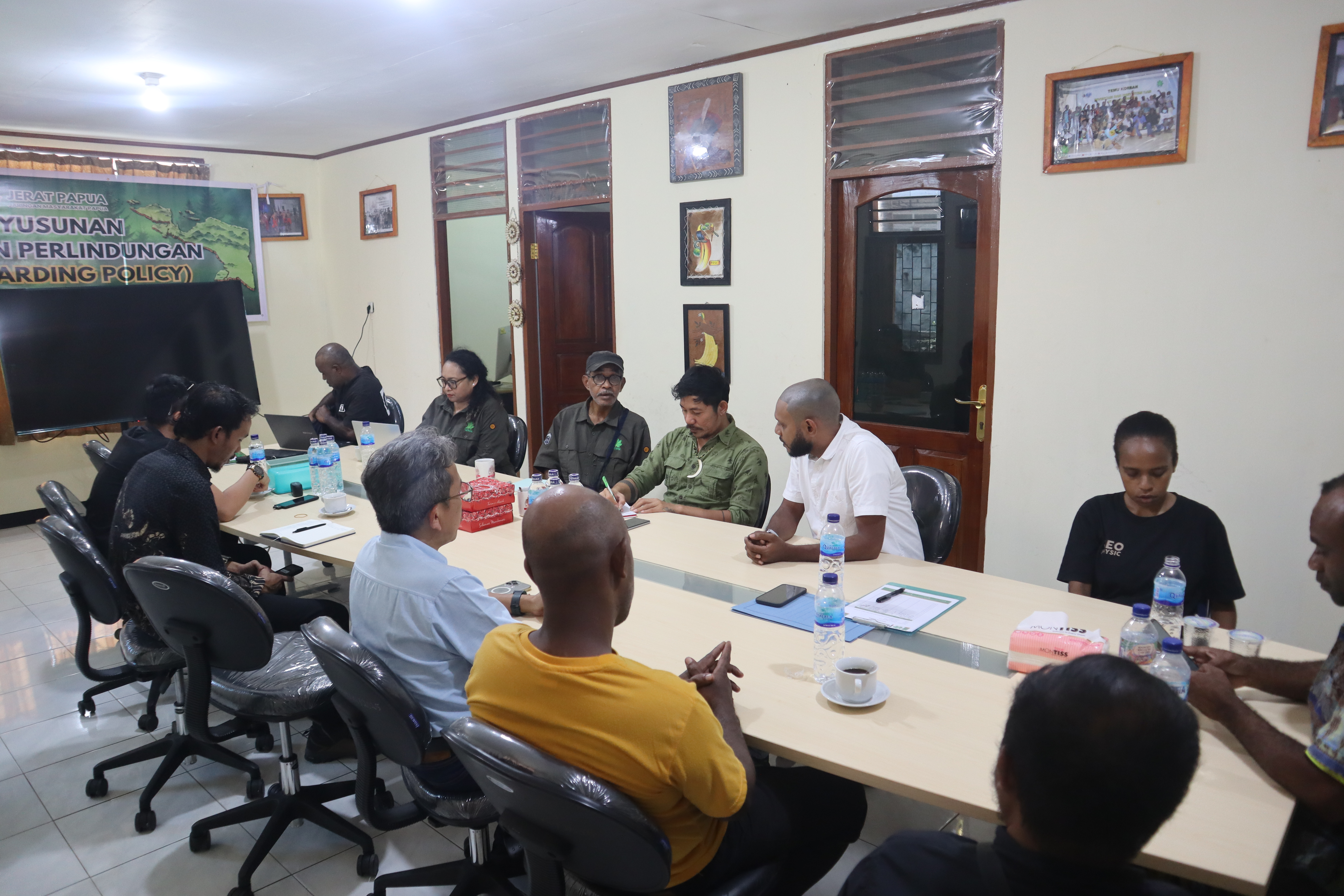 Suasana berlangsungnya pertemuan JERAT Papua dan BRWA dalam rangka membahas penguatan kerja sama strategis untuk mempercepat proses pemetaan, registrasi, verifikasi, dan pengakuan wilayah adat.
