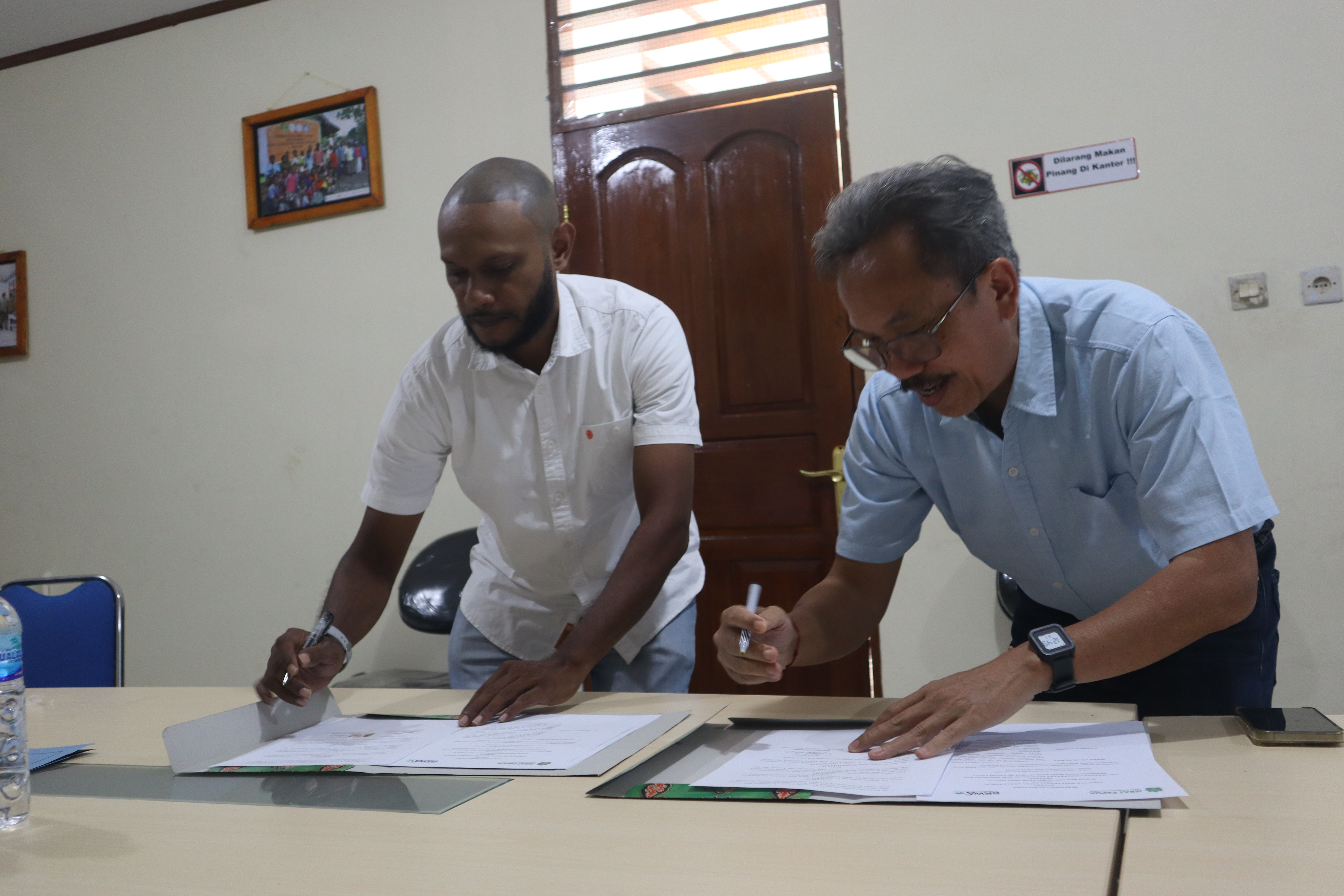 Penandatanganan Perjanjian Kerja Sama (PKS) oleh Jimmy Biay, Direktur JERAT Papua, dan Kasmita Widodo, Kepala Badan Registrasi Wilayah Adat (BRWA), sebagai bentuk komitmen bersama dalam memperkuat pemetaan dan mempercepat pengakuan wilayah adat di Tanah Papua.