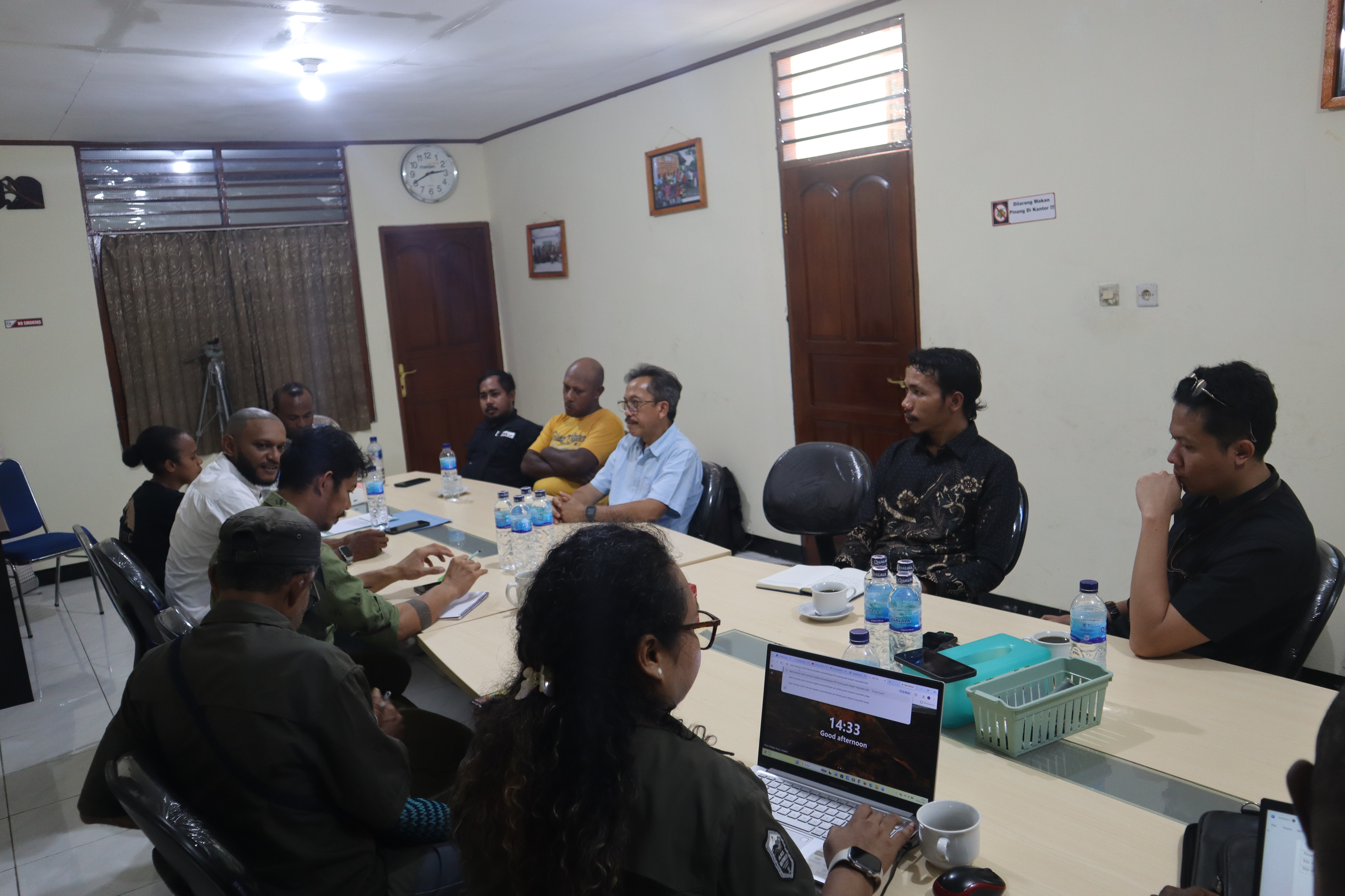 Suasana berlangsungnya pertemuan JERAT Papua dan BRWA dalam rangka membahas penguatan kerja sama strategis untuk mempercepat proses pemetaan, registrasi, verifikasi, dan pengakuan wilayah adat.