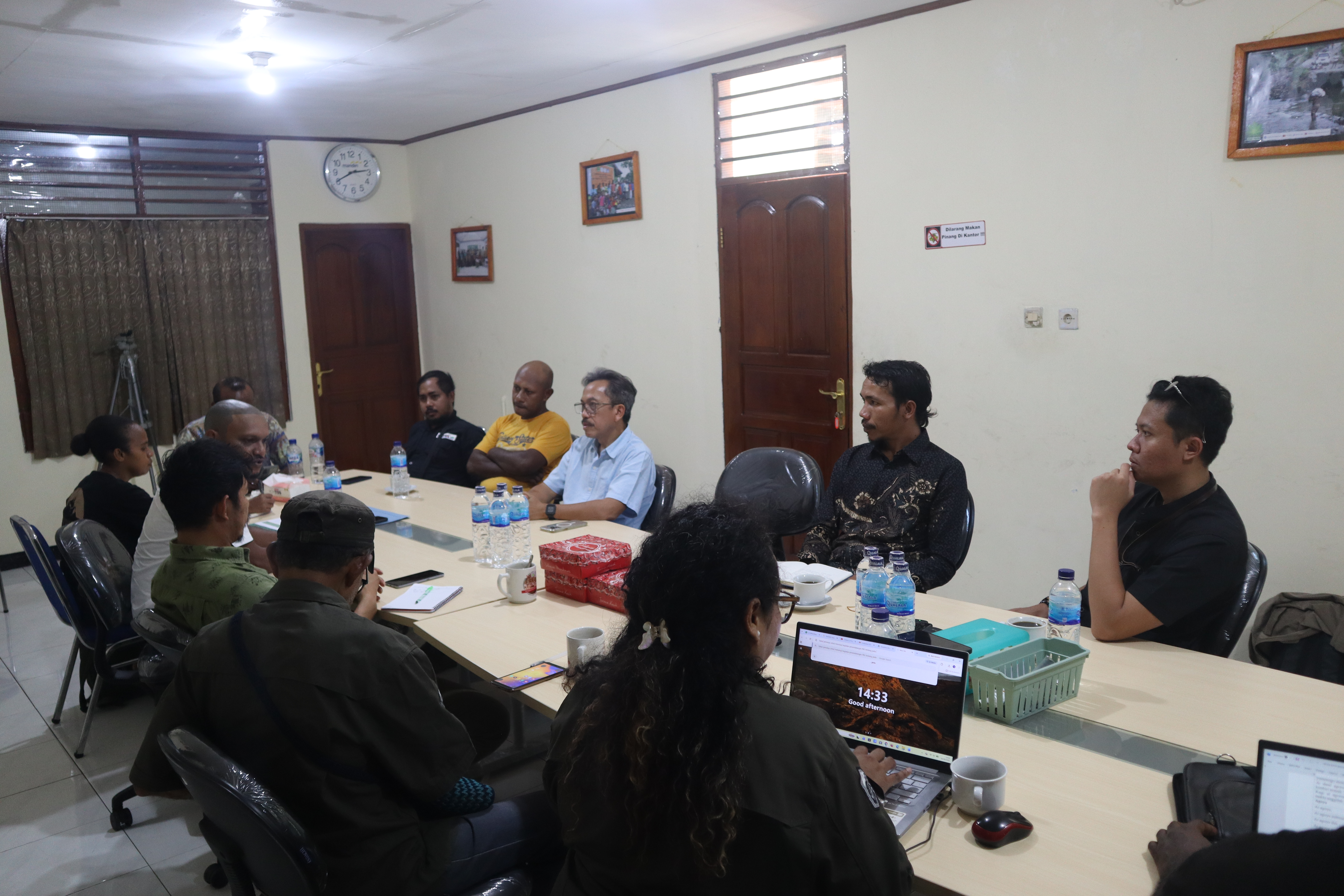 Suasana berlangsungnya pertemuan JERAT Papua dan BRWA dalam rangka membahas penguatan kerja sama strategis untuk mempercepat proses pemetaan, registrasi, verifikasi, dan pengakuan wilayah adat.