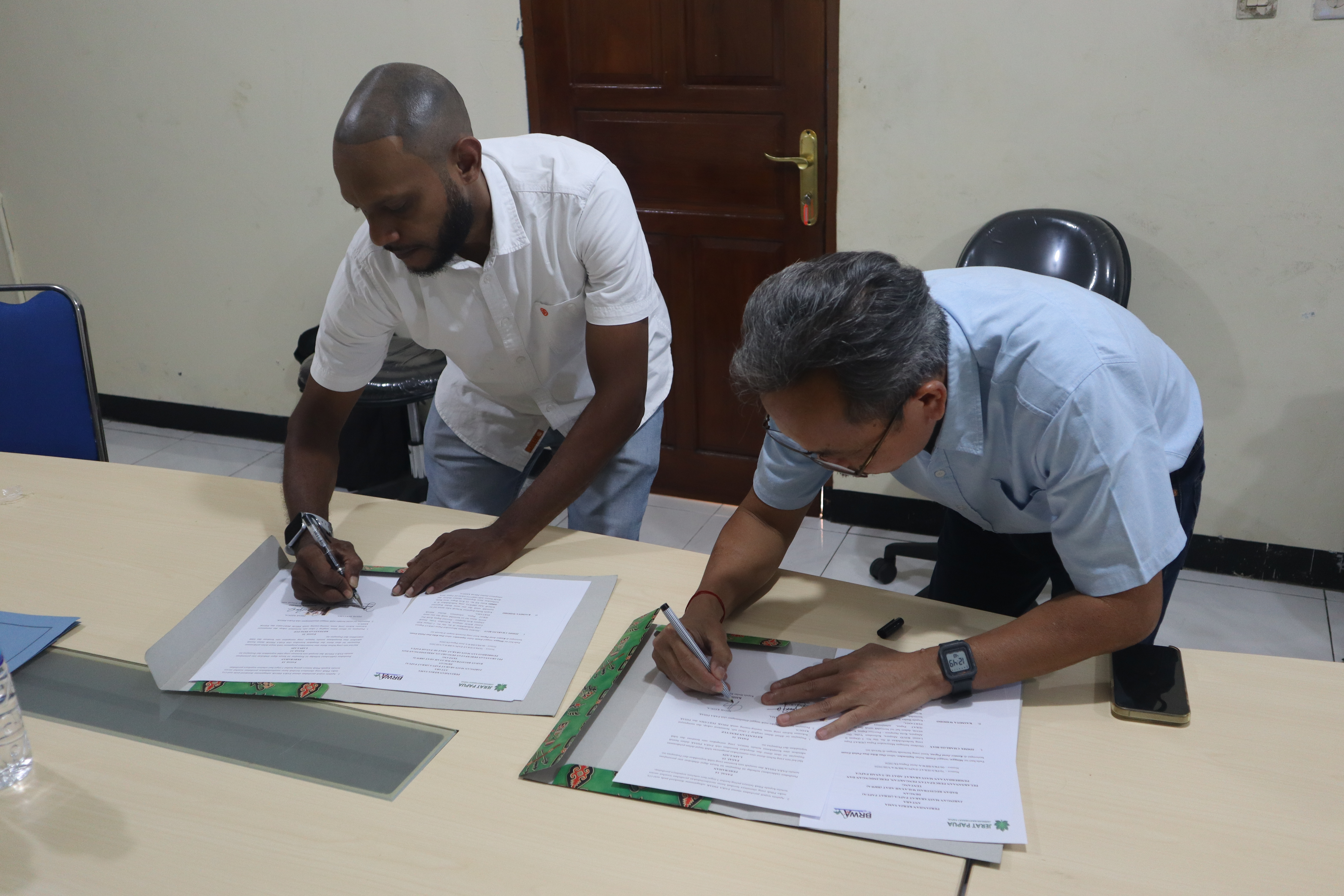 Penandatanganan Perjanjian Kerja Sama (PKS) oleh Jimmy Biay, Direktur JERAT Papua, dan Kasmita Widodo, Kepala Badan Registrasi Wilayah Adat (BRWA), sebagai bentuk komitmen bersama dalam memperkuat pemetaan dan mempercepat pengakuan wilayah adat di Tanah Papua.