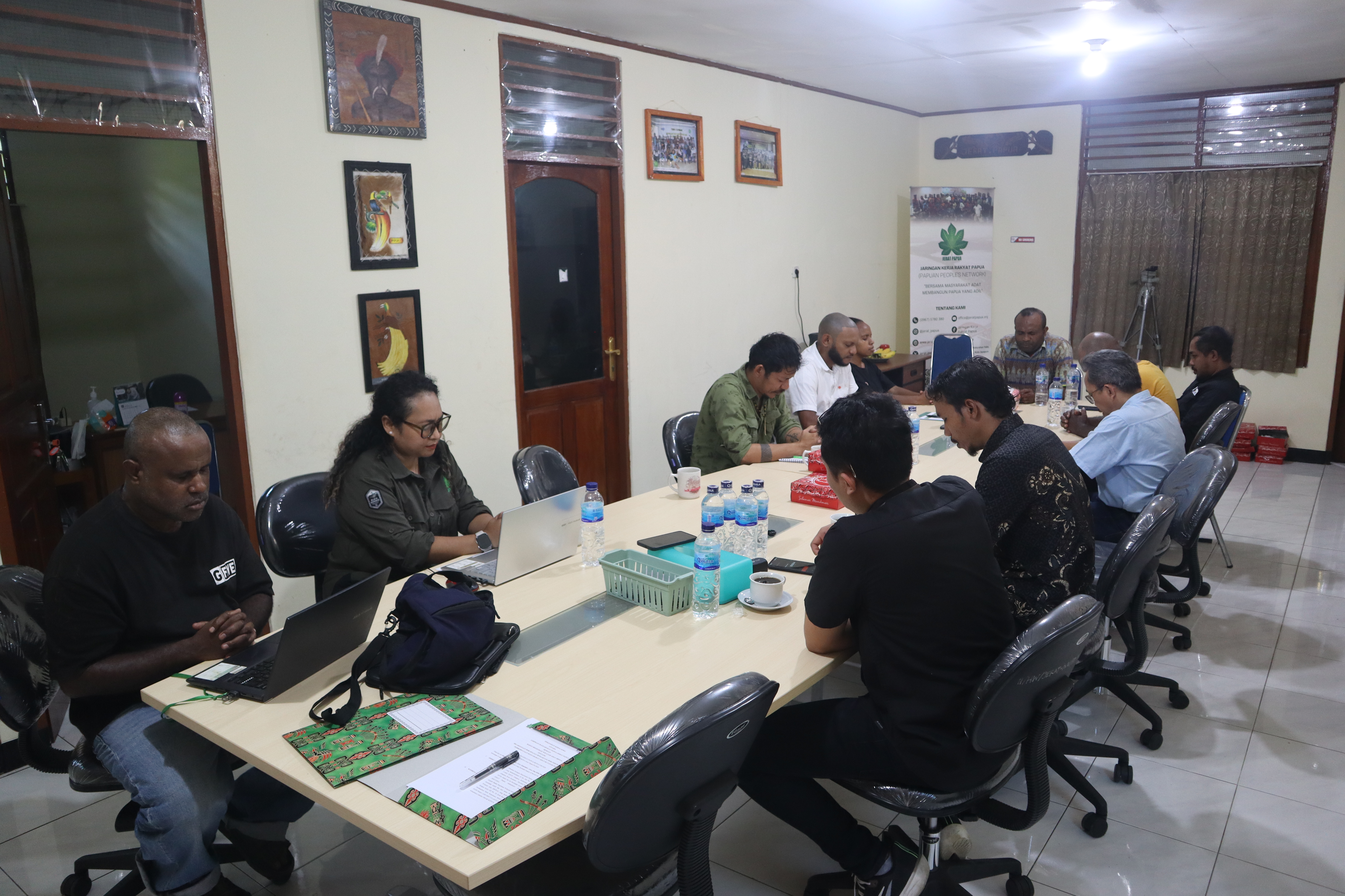 Suasana berlangsungnya pertemuan JERAT Papua dan BRWA dalam rangka membahas penguatan kerja sama strategis untuk mempercepat proses pemetaan, registrasi, verifikasi, dan pengakuan wilayah adat.