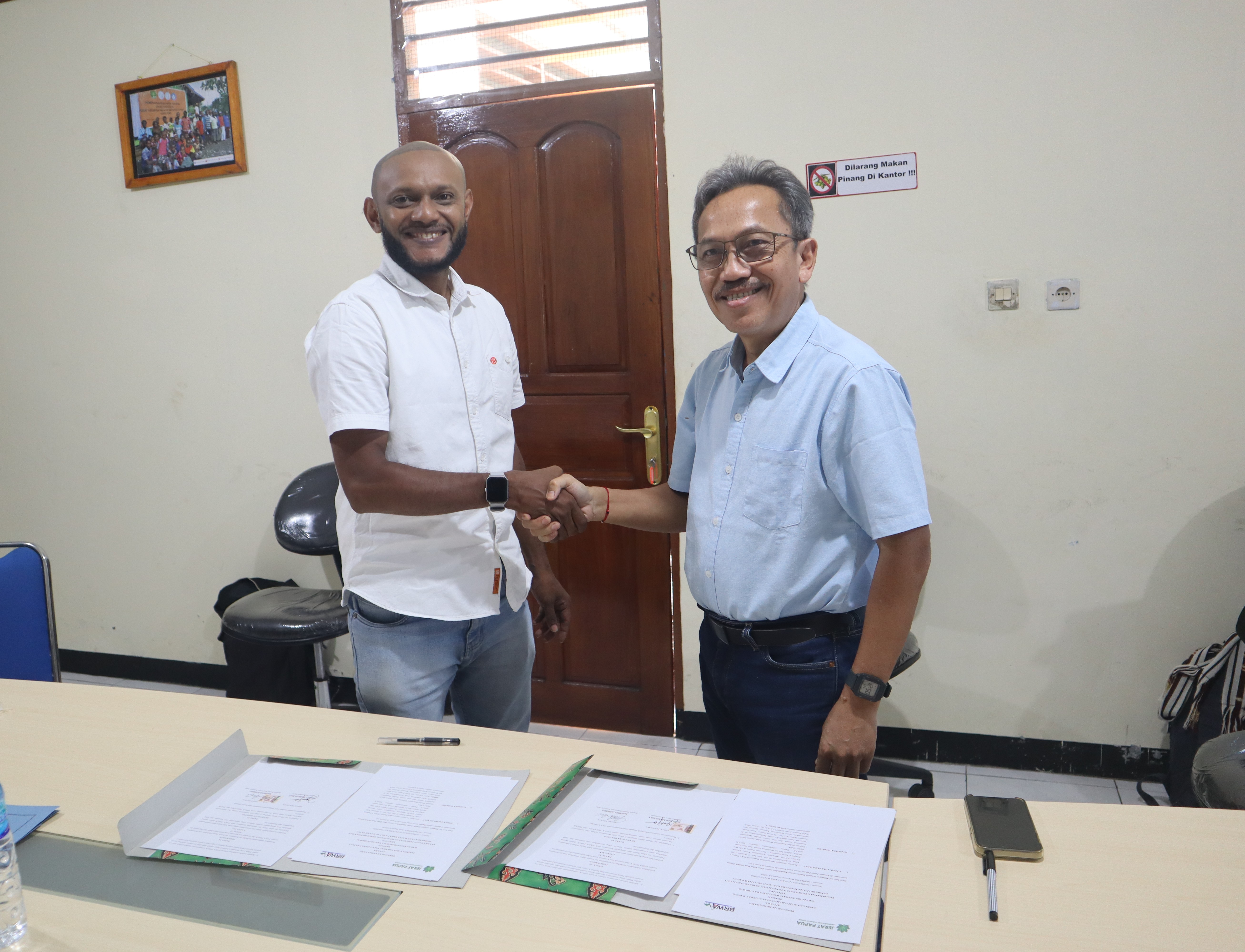 Penandatanganan Perjanjian Kerja Sama (PKS) oleh Jimmy Biay, Direktur JERAT Papua, dan Kasmita Widodo, Kepala Badan Registrasi Wilayah Adat (BRWA), sebagai bentuk komitmen bersama dalam memperkuat pemetaan dan mempercepat pengakuan wilayah adat di Tanah Papua.