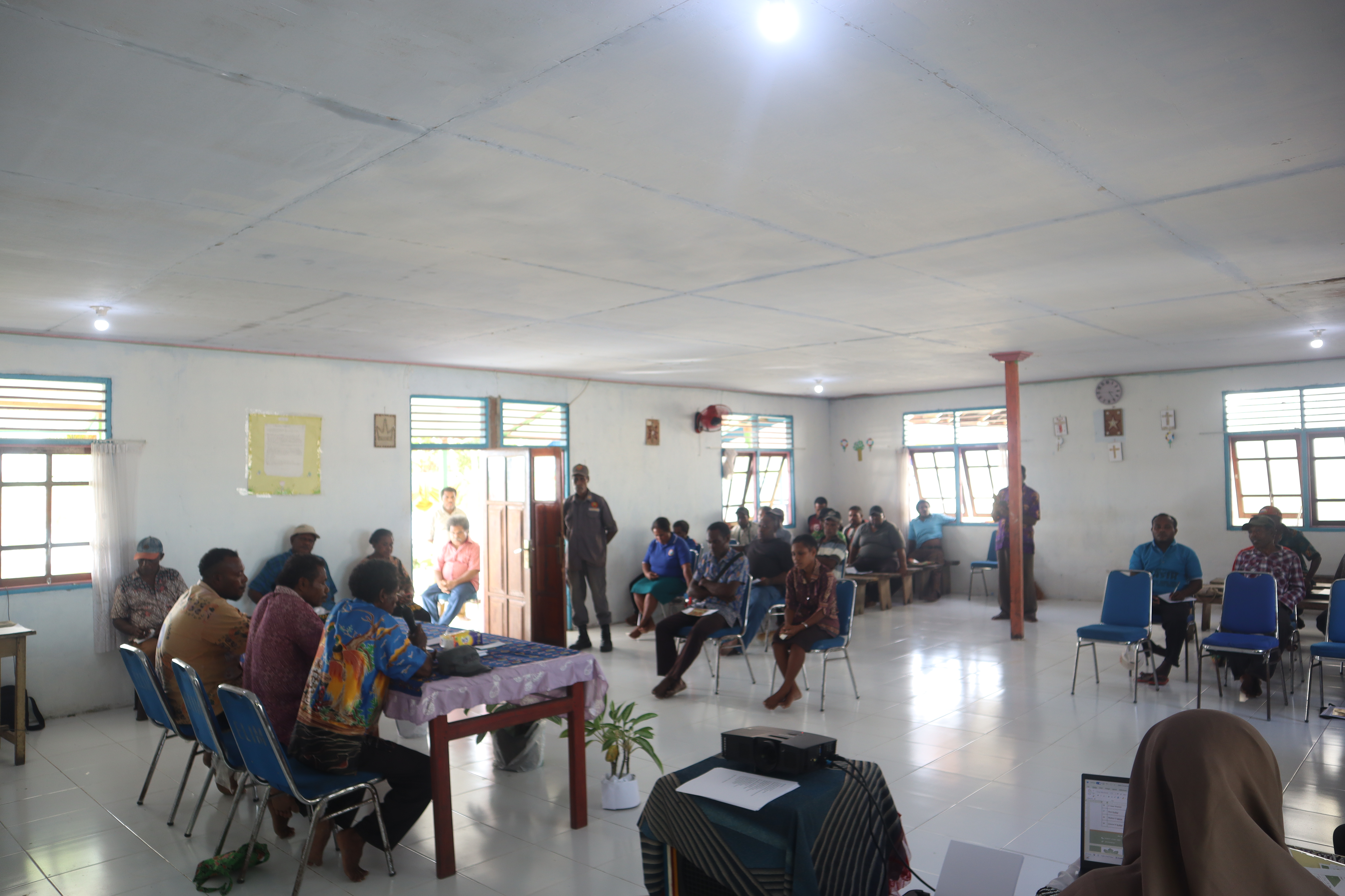Peserta mengikuti praktik simulasi sidang peradilan adat sebagai bagian dari penguatan kapasitas kelembagaan adat.