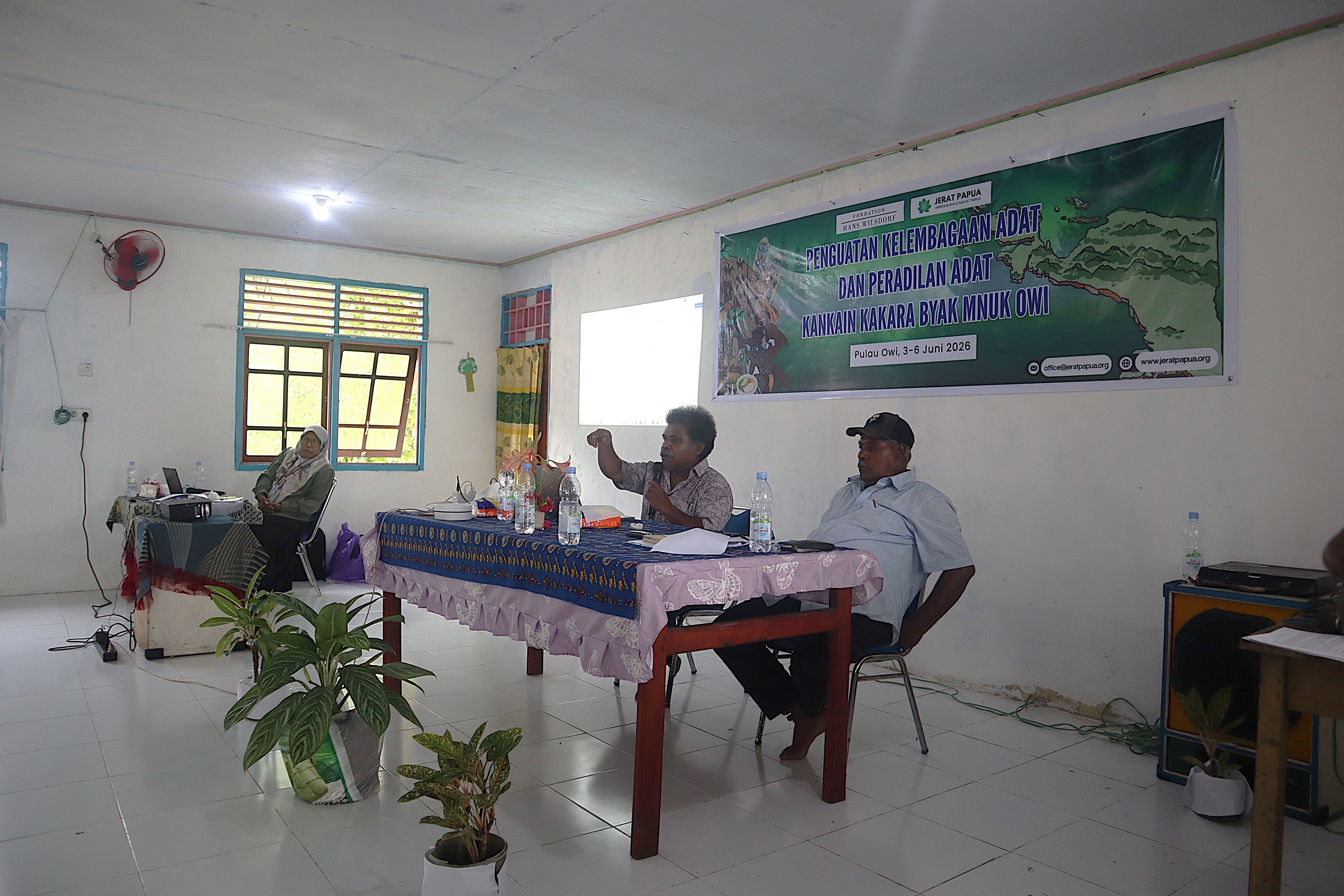 Fasilitator dan tim pendamping menyampaikan materi serta memandu jalannya lokakarya bersama para peserta.