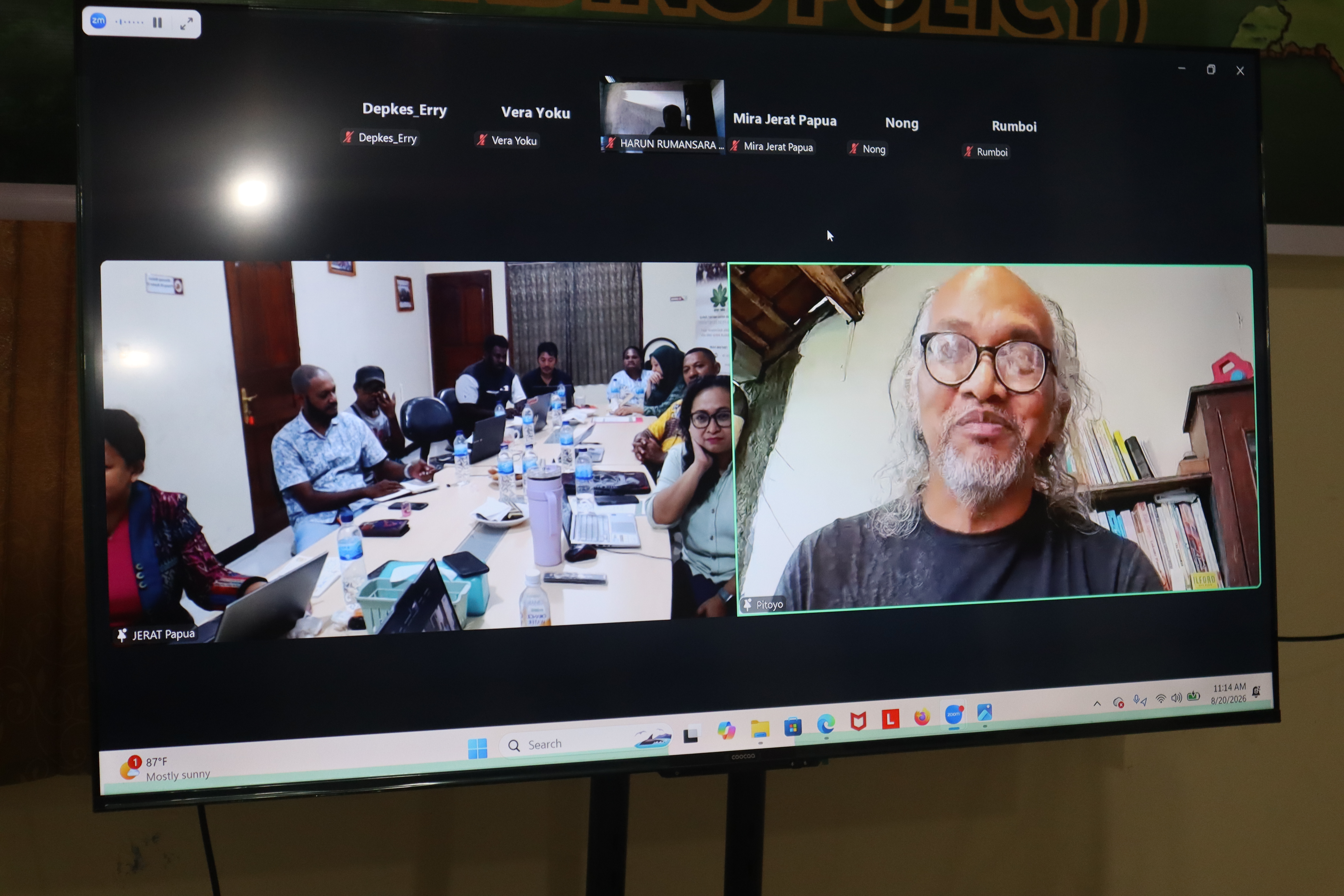 Bapak Pitoyo selaku fasilitator menyampaikan materi dan memandu jalannya lokakarya secara daring melalui Zoom Meetings dalam kegiatan penyusunan Kebijakan Perlindungan Kelembagaan (Safeguarding Policy) JERAT Papua.