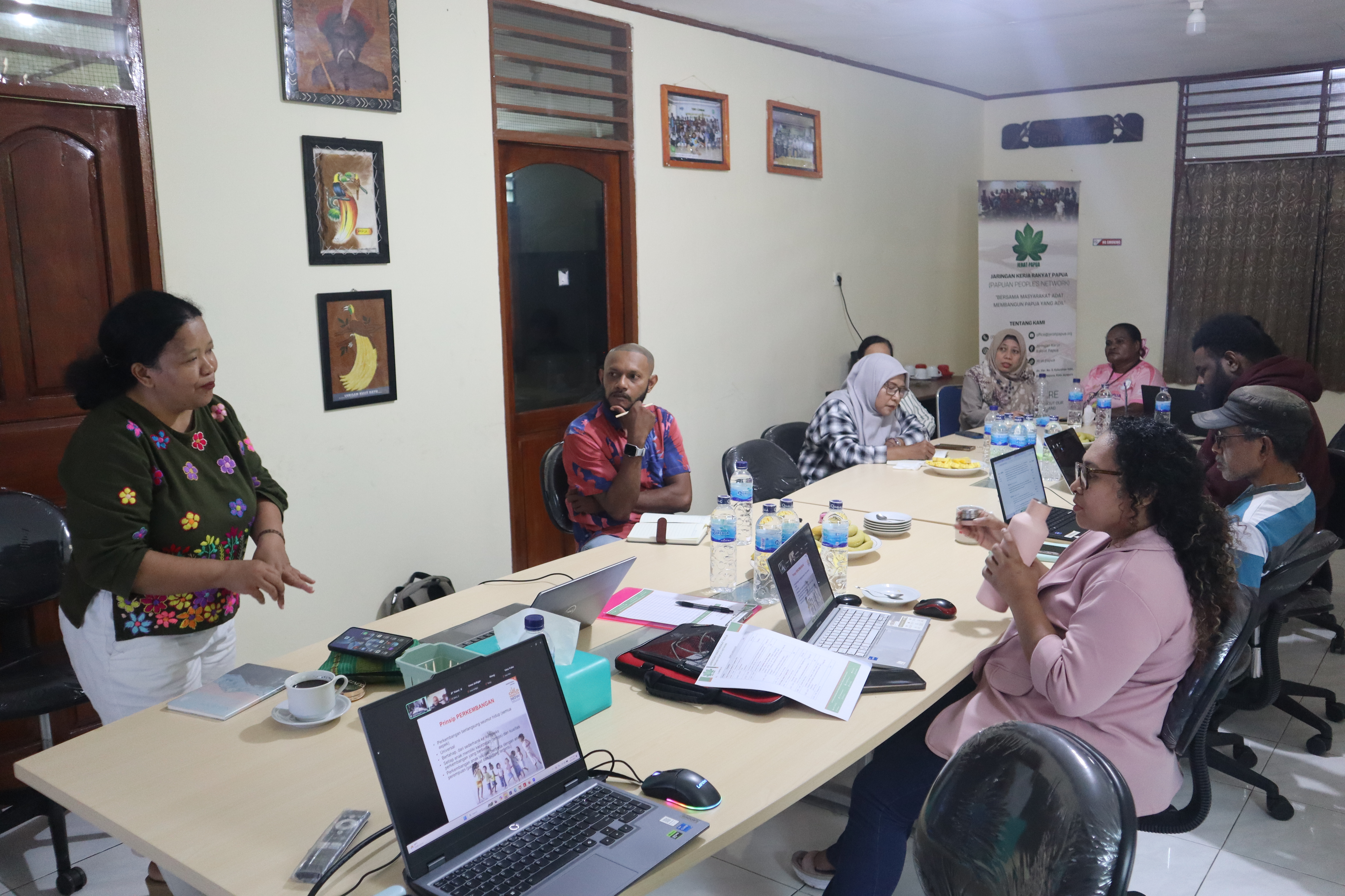 Ibu Irene Purnia Arifajar selaku fasilitator menyampaikan materi dan memandu diskusi bersama peserta dalam Lokakarya Penyusunan Kebijakan Perlindungan Kelembagaan (Safeguarding Policy) JERAT Papua.