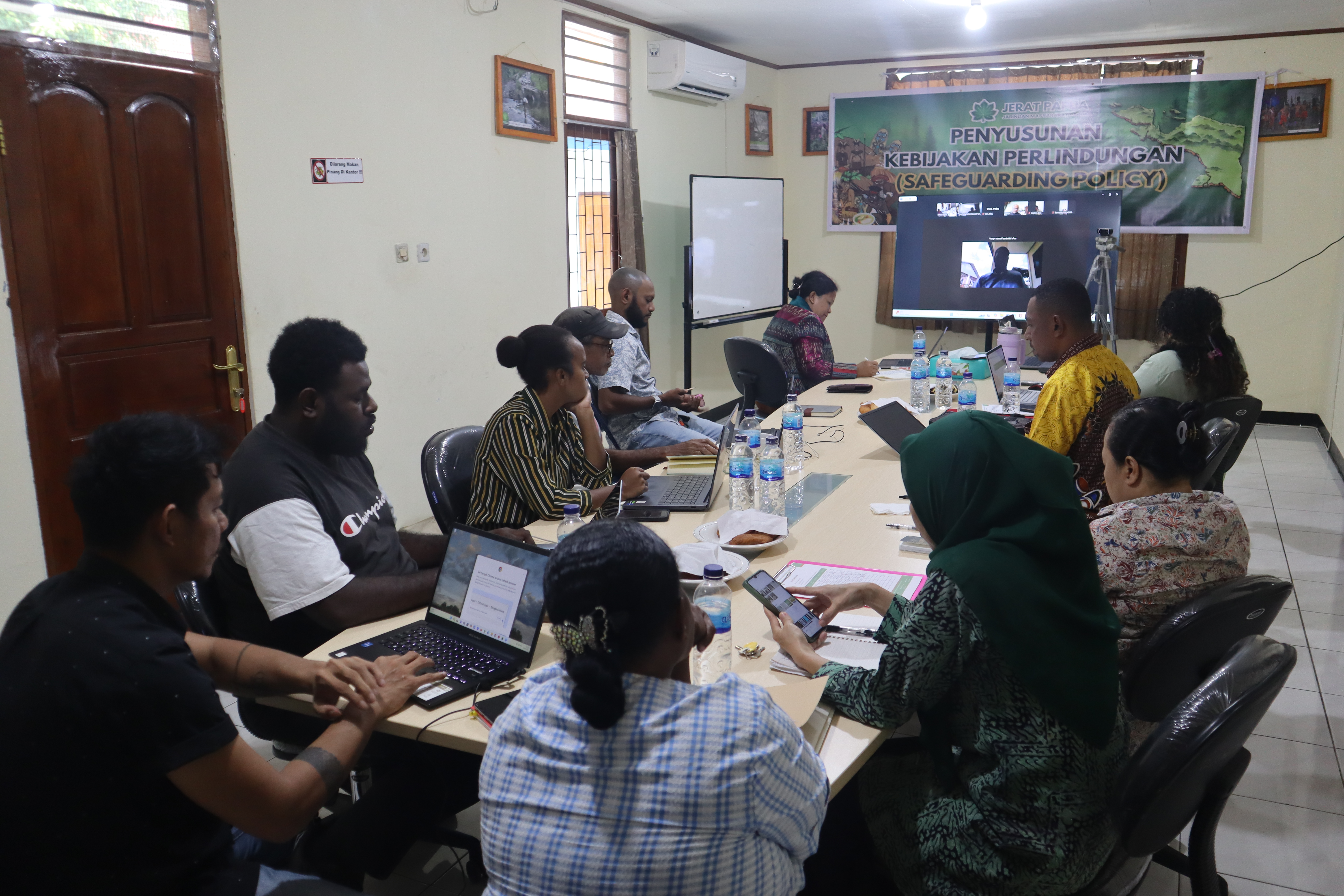Peserta mengikuti sesi lokakarya penyusunan Kebijakan Perlindungan Kelembagaan (Safeguarding Policy) melalui diskusi dan kerja bersama.