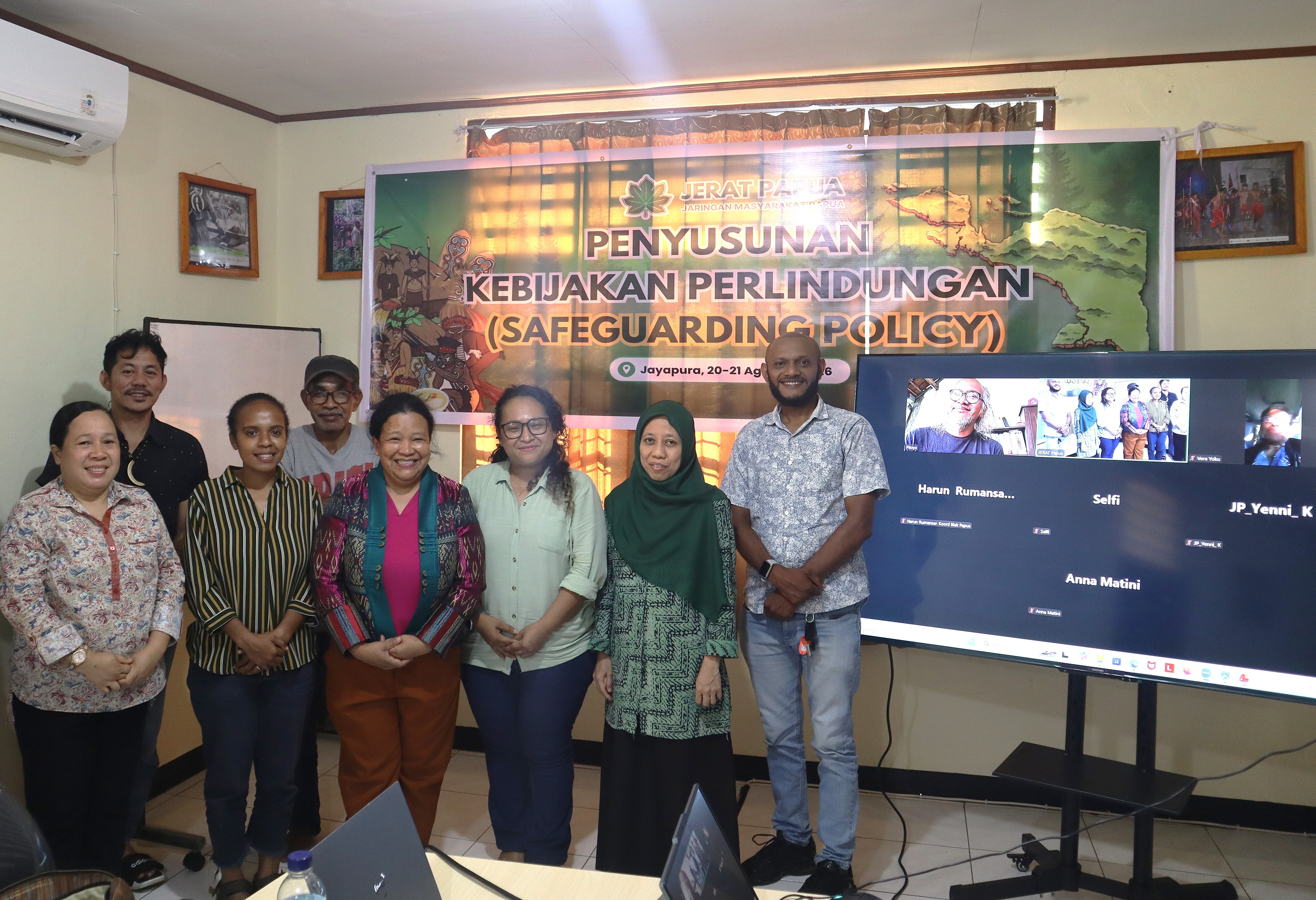 Peserta dan fasilitator berfoto bersama dalam kegiatan Lokakarya Penyusunan Kebijakan Perlindungan Kelembagaan (Safeguarding Policy) JERAT Papua yang dilaksanakan secara luring dan daring.