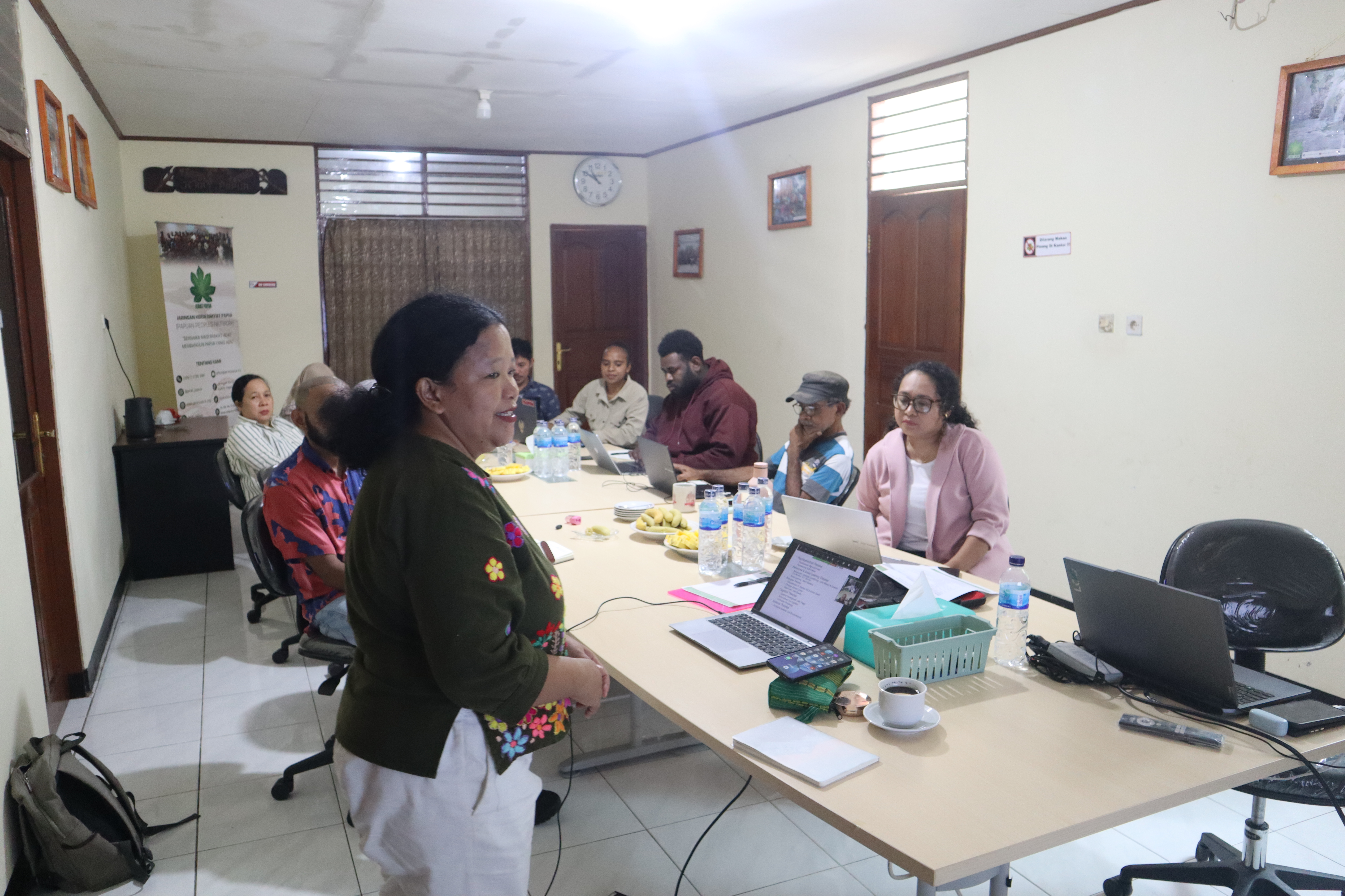 Ibu Irene Purnia Arifajar selaku fasilitator menyampaikan materi dan memandu diskusi bersama peserta dalam Lokakarya Penyusunan Kebijakan Perlindungan Kelembagaan (Safeguarding Policy) JERAT Papua.
