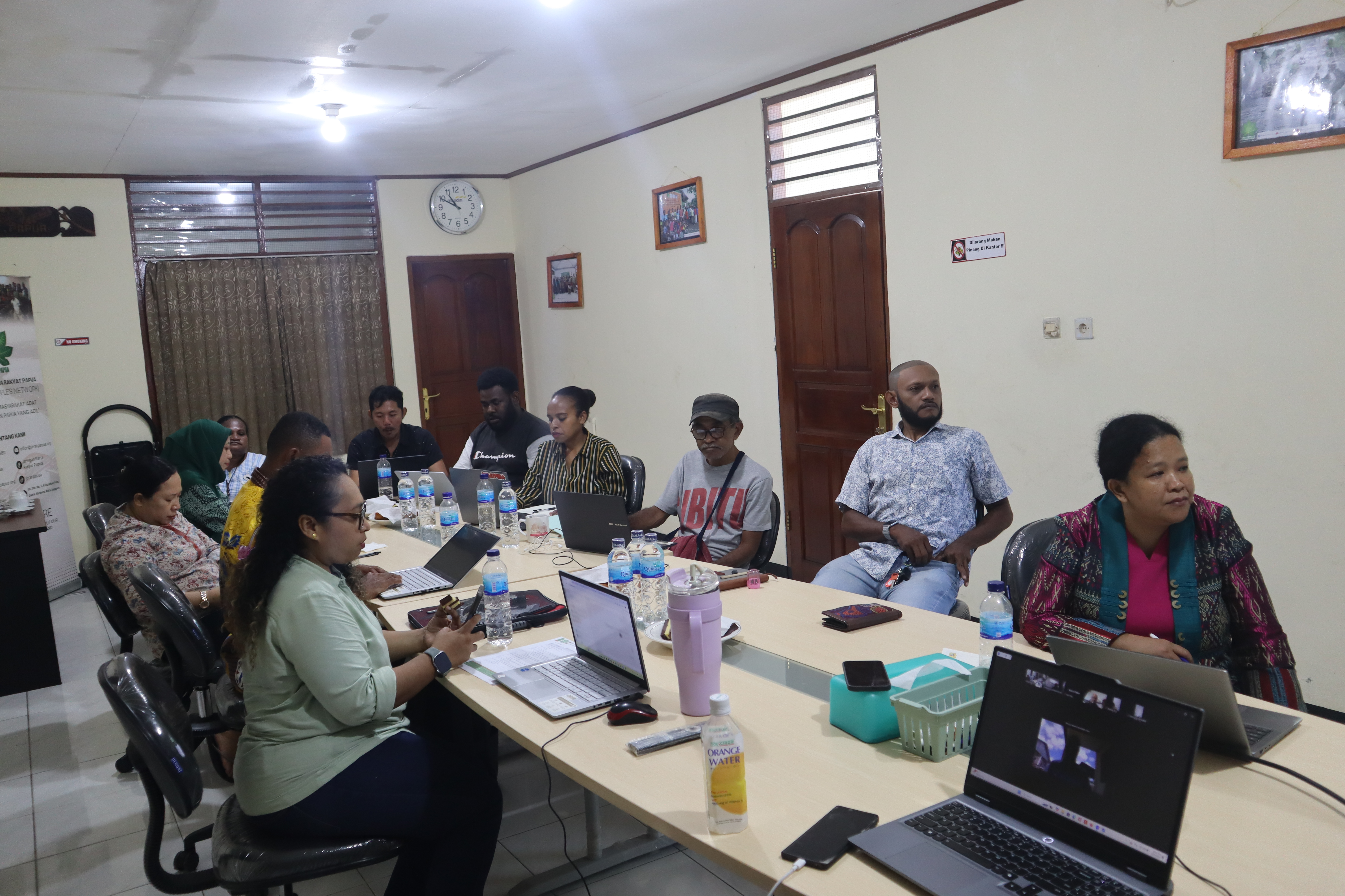 Peserta mengikuti sesi lokakarya penyusunan Kebijakan Perlindungan Kelembagaan (Safeguarding Policy) melalui diskusi dan kerja bersama.