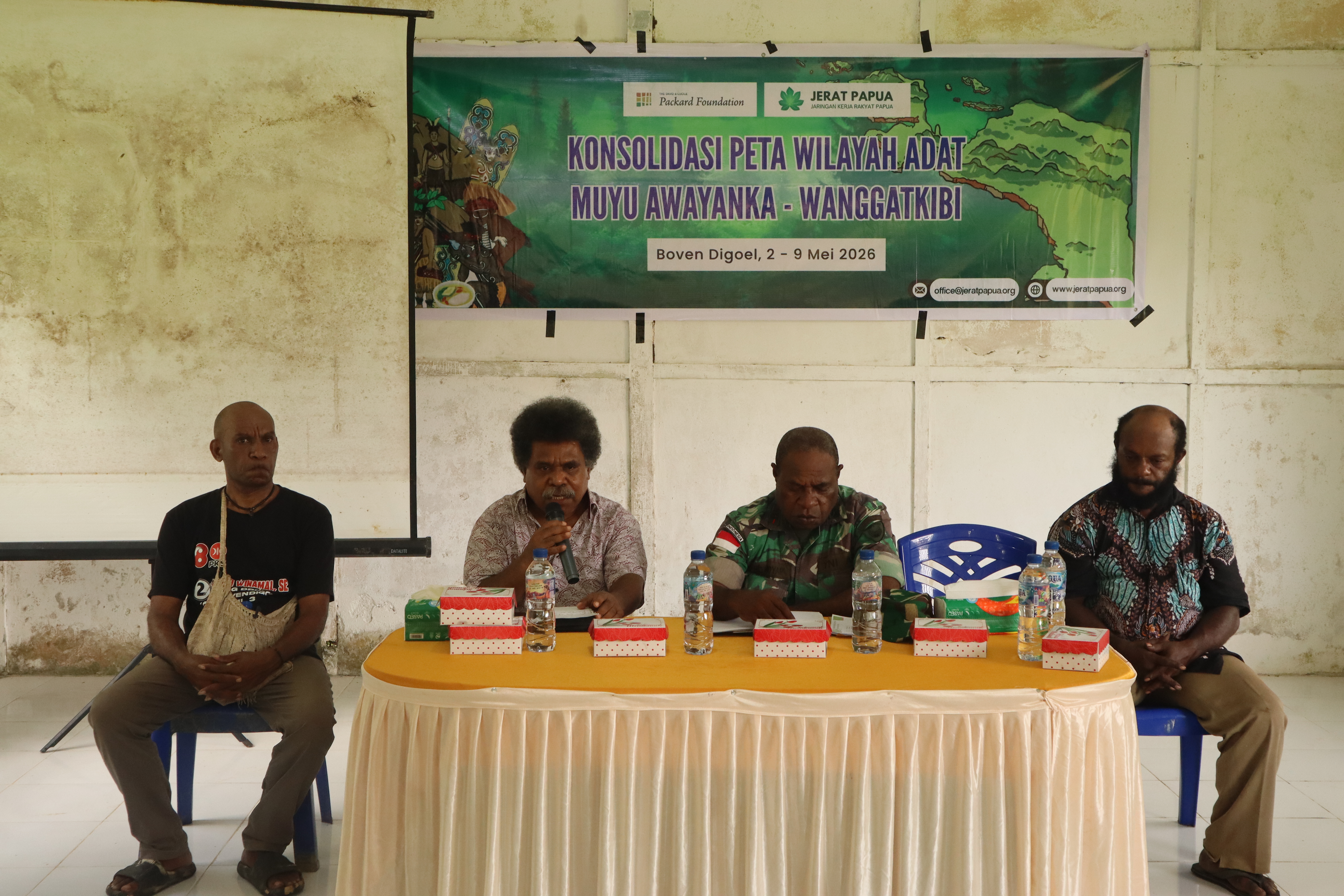 Pada pembukaan kegiatan, Jumat (2/5), Badan Pendiri sekaligus Team Leader Jerat Papua, Bapak Engelbert Dimara, menegaskan bahwa Jerat Papua hadir sebagai mitra masyarakat adat dalam memperkuat perlindungan hak-hak adat dan pengakuan wilayah adat. Kegiatan kemudian dibuka secara resmi oleh Wakil Koramil Mindiptana, Bapak Oktovianus Komoyap, yang menyampaikan dukungan terhadap upaya perlindungan hak masyarakat adat Muyu Kati.