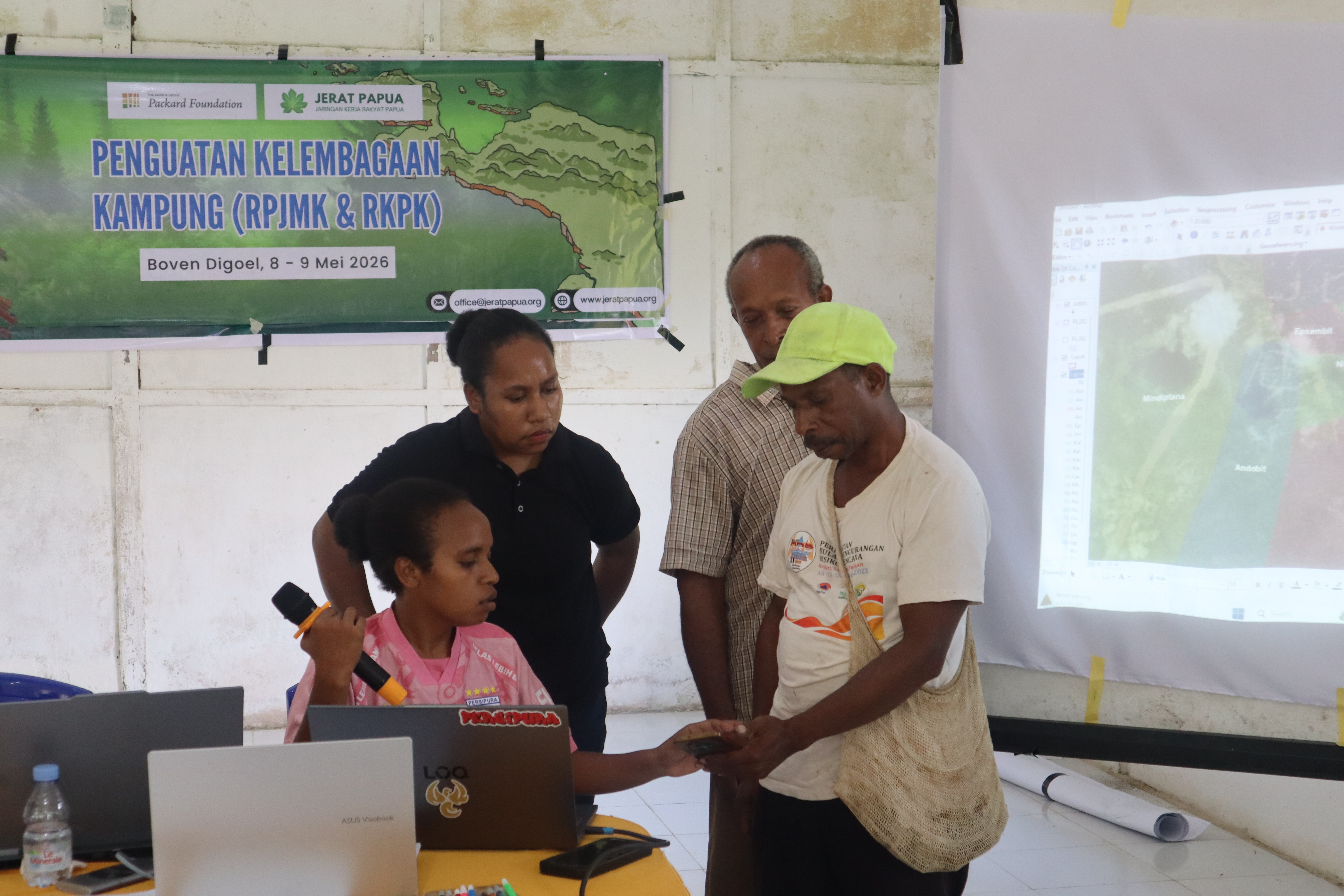 Digitalisasi peta sketsa menjadi peta spasial serta pelengkapan data sosial dan sumber daya alam dari masing-masing klen.