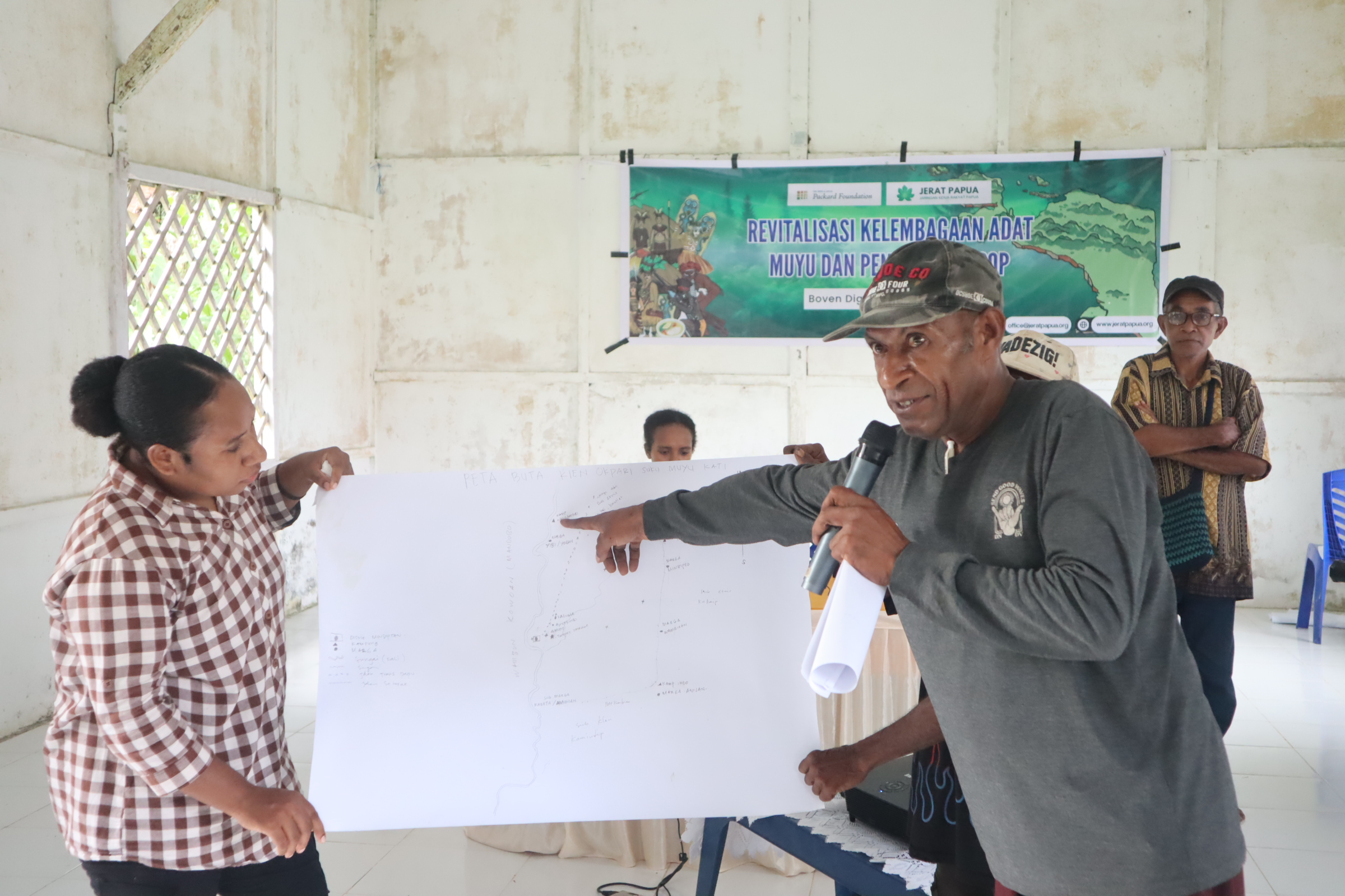 Klen yang hadir mempresentasikan hasil peta sketsa wilayah adat masing-masing dan mendapatkan tanggapan dari setiap klen terkait batas wilayah antar klen Muyu Kati. Proses ini menjadi bagian penting dalam membangun kesepakatan bersama mengenai batas wilayah adat serta penyempurnaan data sosial dan sejarah adat setiap klen.