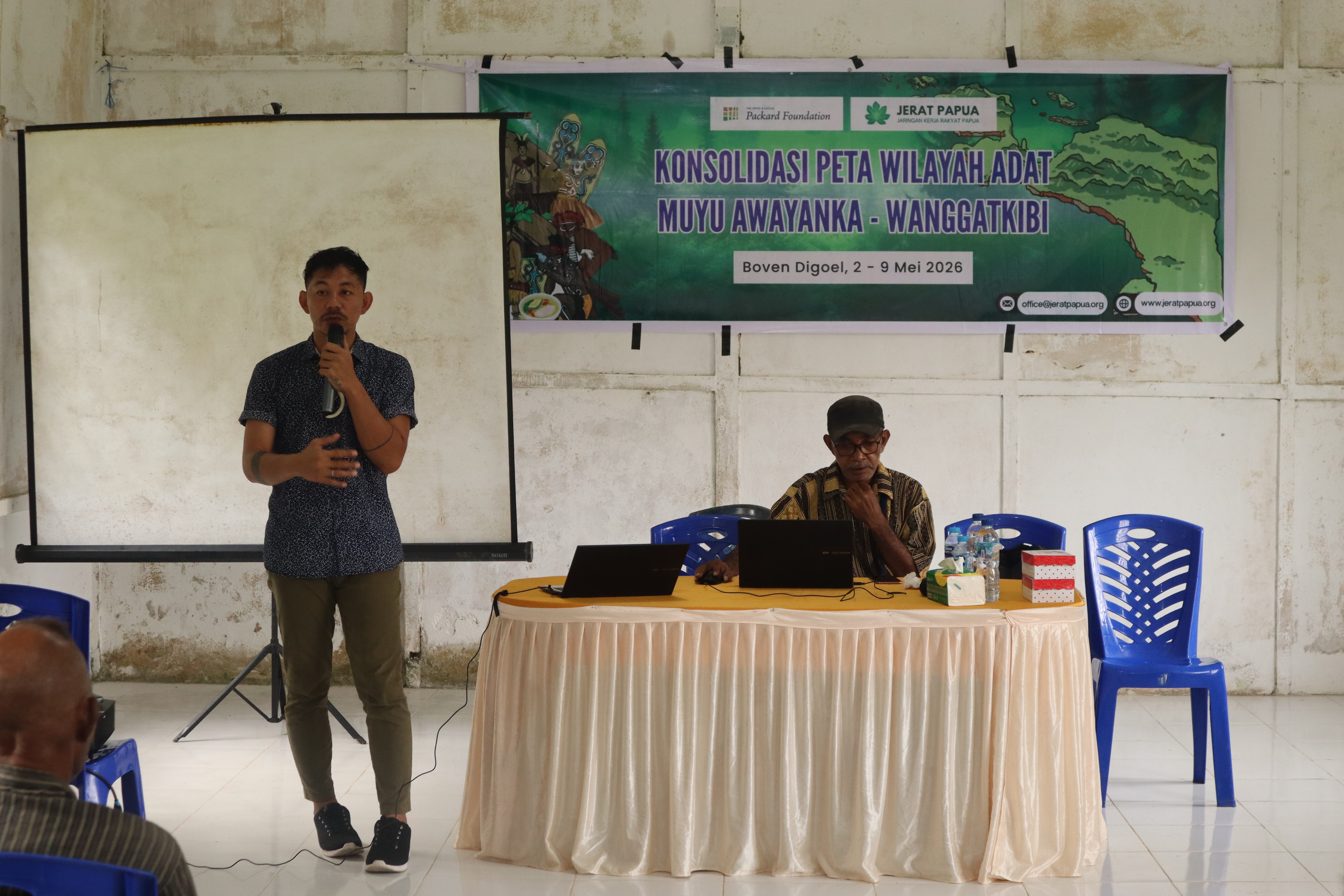 Kepala Departemen Advokasi Kebijakan Jerat Papua, Bapak Weltermans Tahulending, menjelaskan mengenai prinsip FPIC atau PADIATAPA (Persetujuan Atas Dasar Informasi di Awal Tanpa Paksaan) sebagai dasar penting dalam setiap proses pengambilan keputusan yang menyangkut masyarakat adat. Ia menambahkan bahwa konsolidasi peta wilayah adat merupakan bagian dari penguatan kelembagaan adat, penguatan ekonomi rakyat, pengembangan koperasi kampung, serta penguatan tata kelola pemerintahan kampung di Awayank